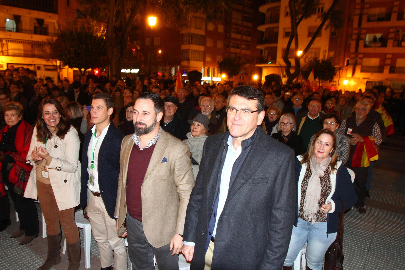 Santiago Abascal, entre Pablo Vinagre y Rafael Segovia, durante un acto público de Vox en la plaza de la Merced el pasado 27 de noviembre.