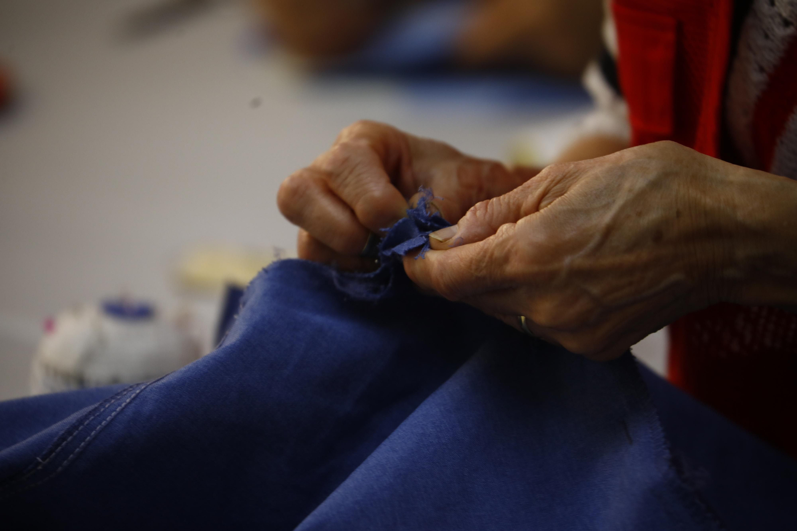 Así elaboran los cojines solidarios para luchar contra el cáncer de mama