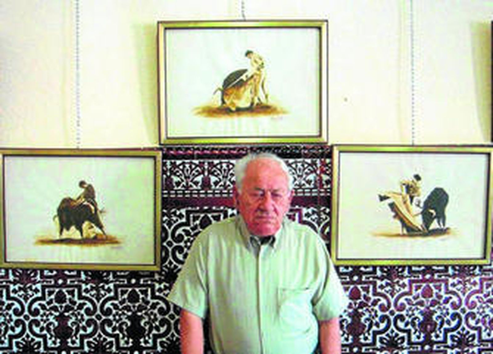 Gilberto Ramírez, ante algunas de sus obras.