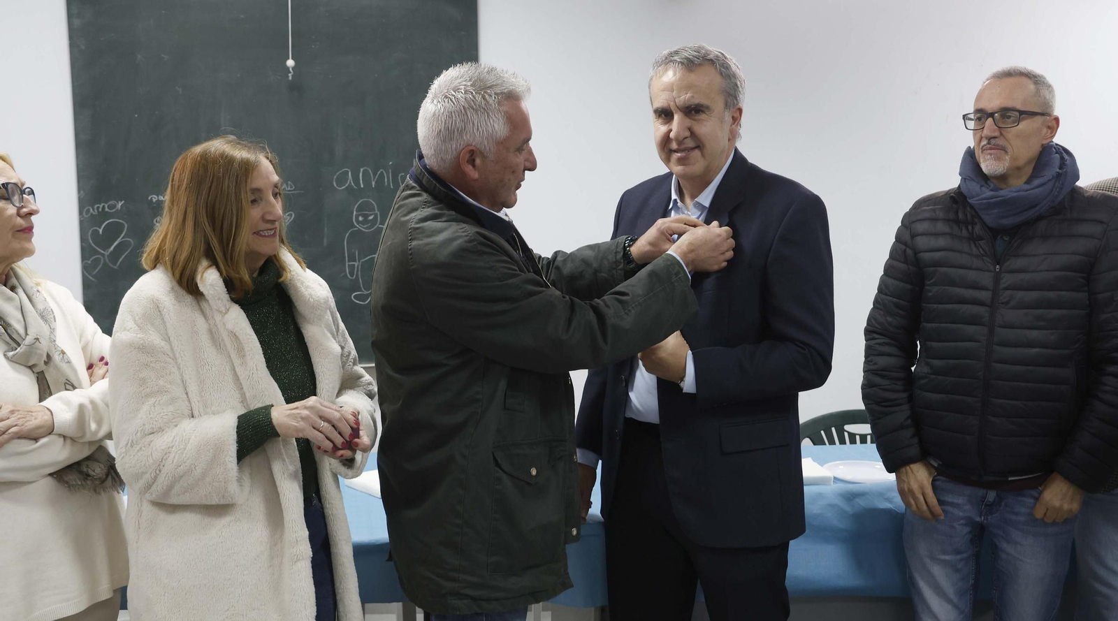 Las fotos de la entrega de la medalla de oro de la Asociación Fuerte de Santa Bárbara al padre José Villén