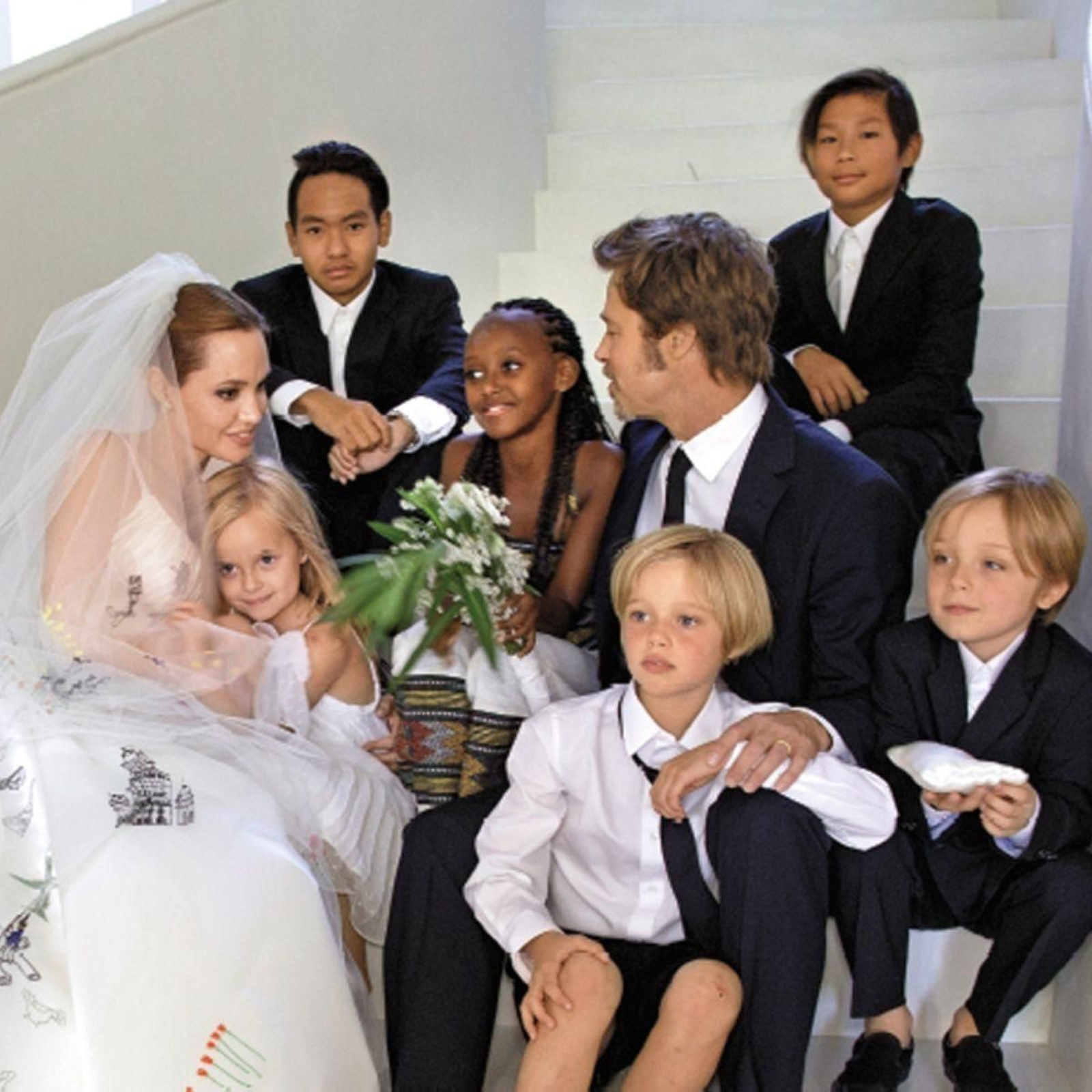 Brad Pitt y Angelina Jolie, con sus seis hijos en su boda.