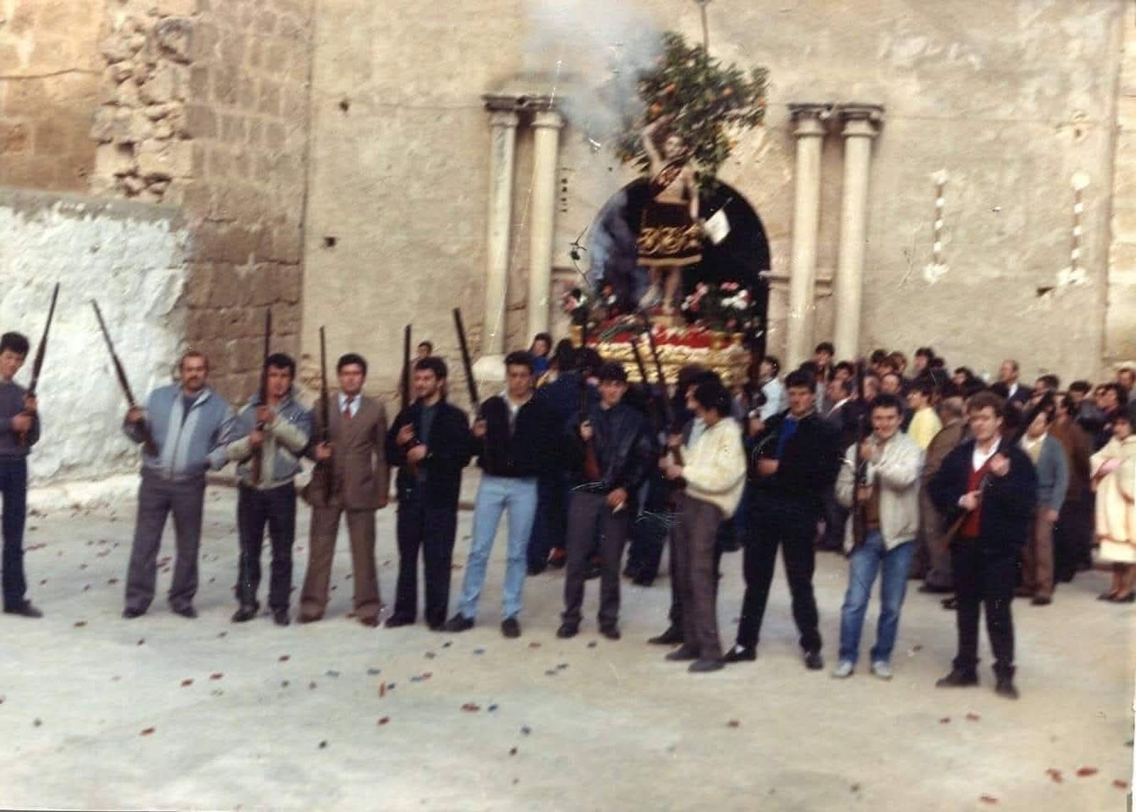 Imagen histórica de las salvas en honor a San Sebastián en La Guardia.