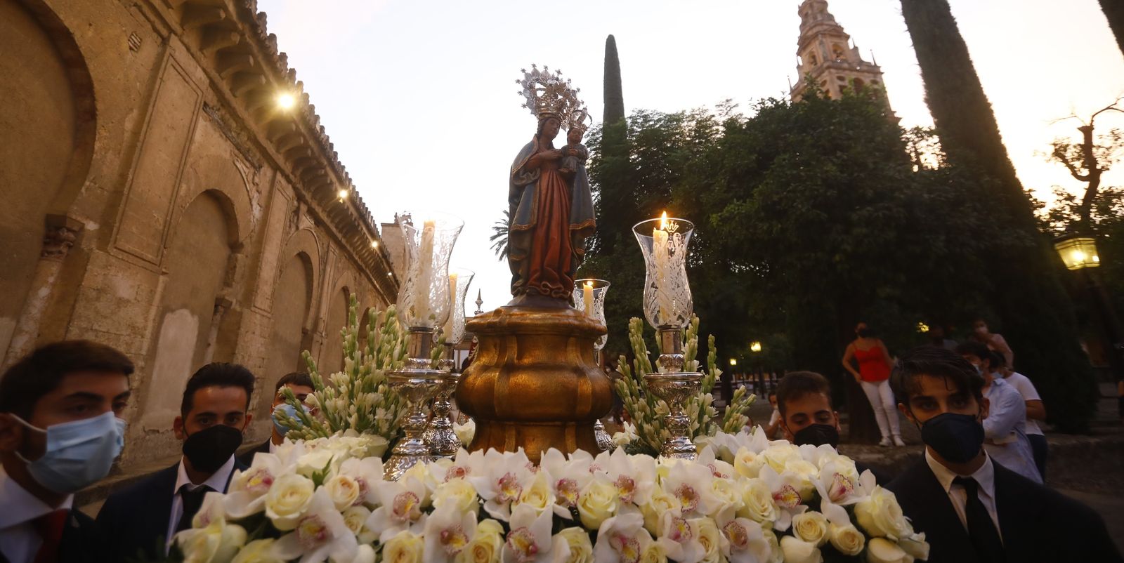 La Virgen de la Fuensanta, en el Patio de los Naranjos.