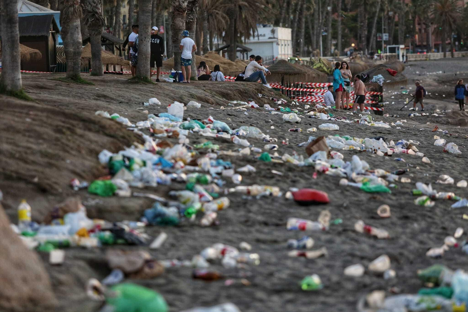 Así han amanecido las playas de Málaga tras la noche de San Juan