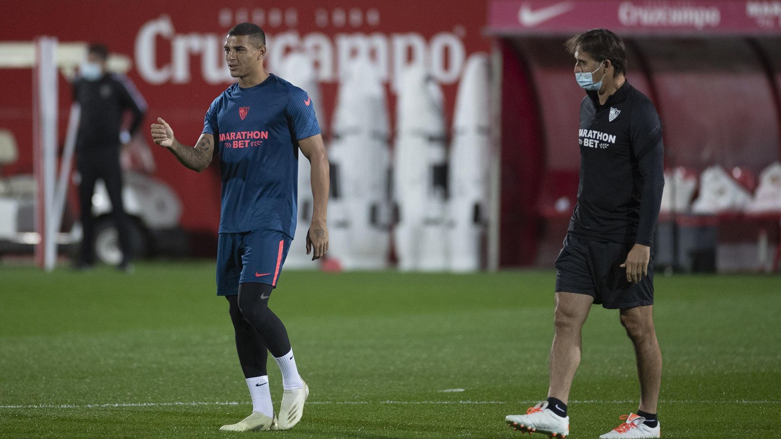 Diego Carlos y Lopetegui dialogan en el entrenamiento de este jueves.