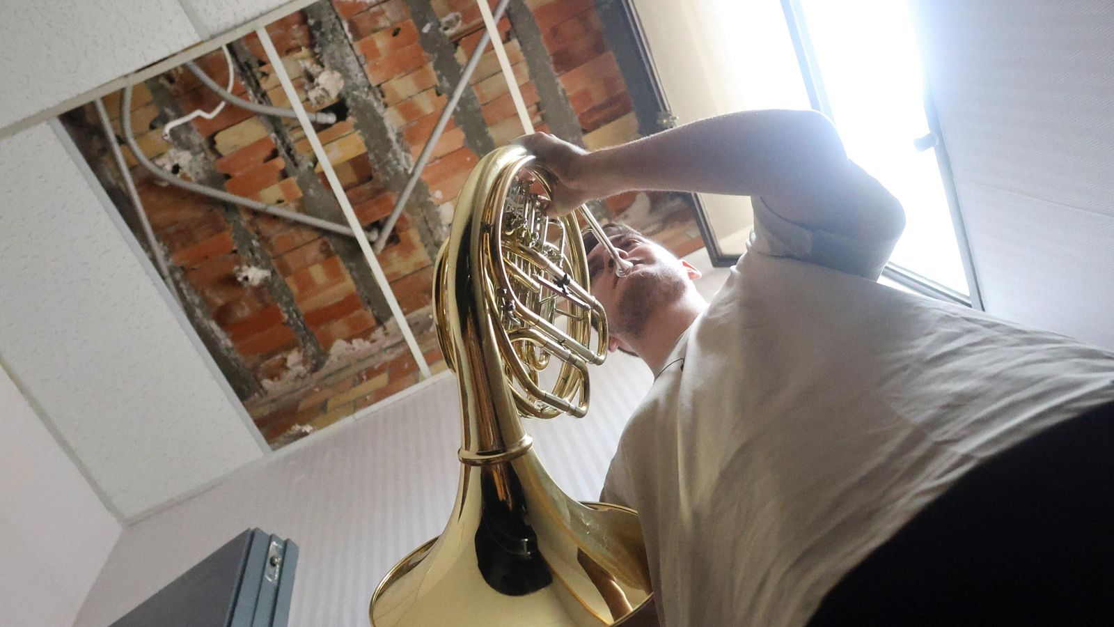Un alumno de Trompa estudiante en la cabina sin techo del Conservatorio Superior de Música de Málaga. Un alumno de Trompa estudiante en la cabina sin techo del Conservatorio Superior de Música de Málaga.