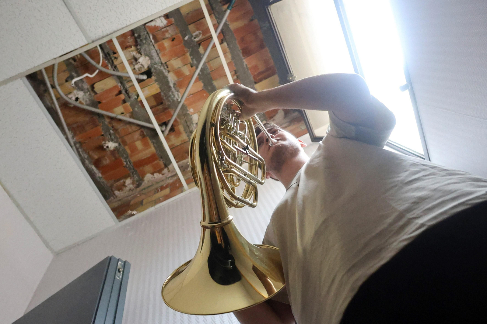 Un alumno de Trompa estudiante en la cabina sin techo del Conservatorio Superior de Música de Málaga. Un alumno de Trompa estudiante en la cabina sin techo del Conservatorio Superior de Música de Málaga.