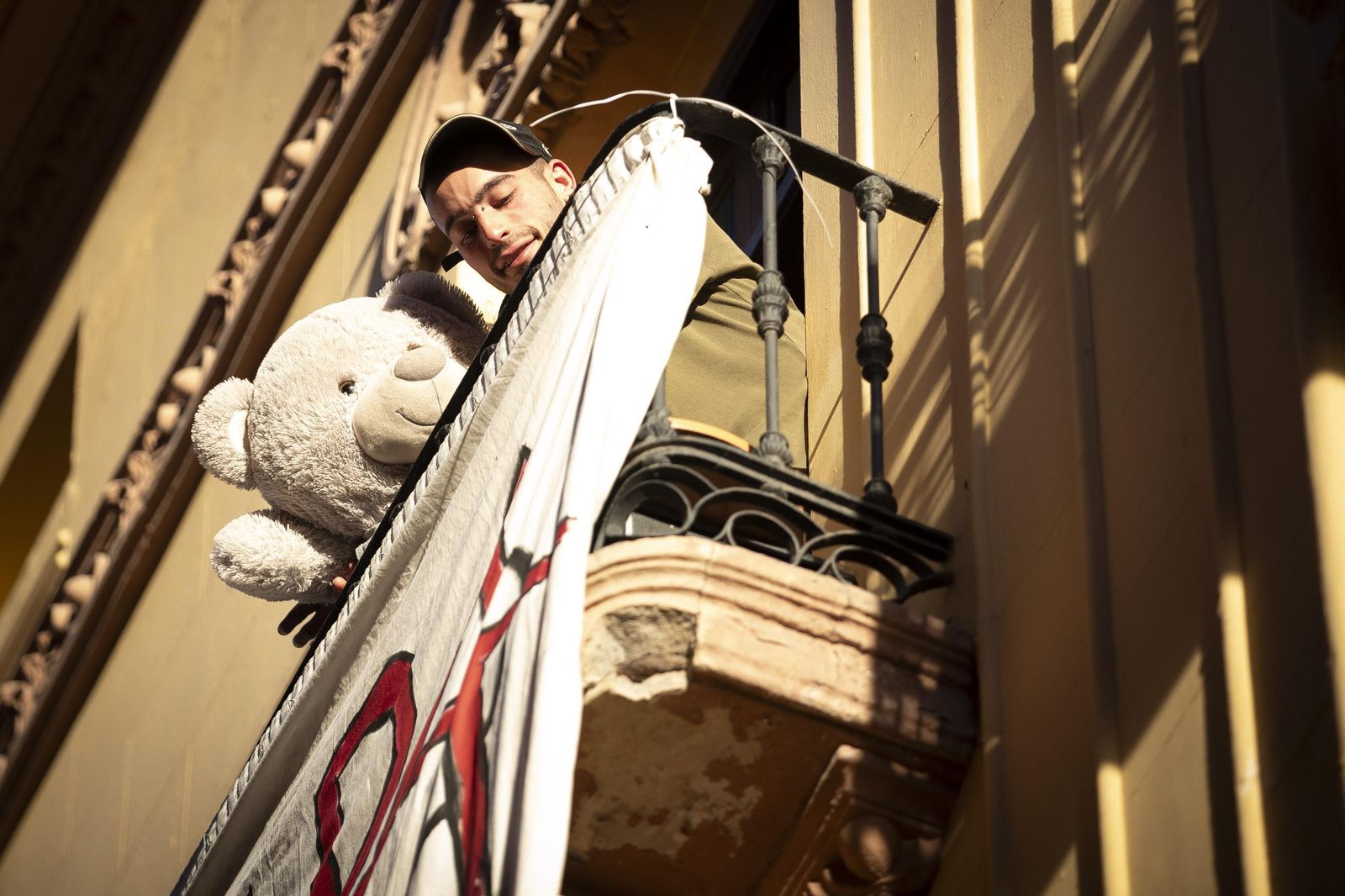 Todas las imágenes de la concentración frente al edificio okupado en el centro de Granada