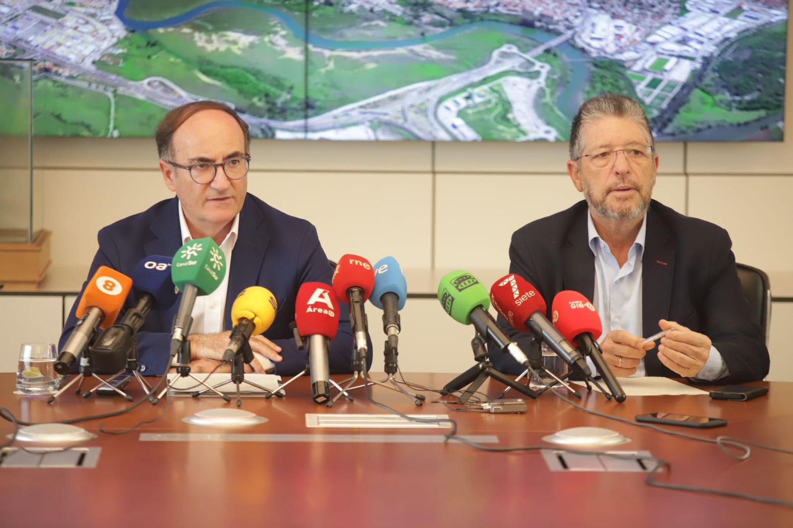 Gerardo Landaluce, presidente de la APBA, junto al director de la autoridad portuaria, José Luis Hormaechea, este martes