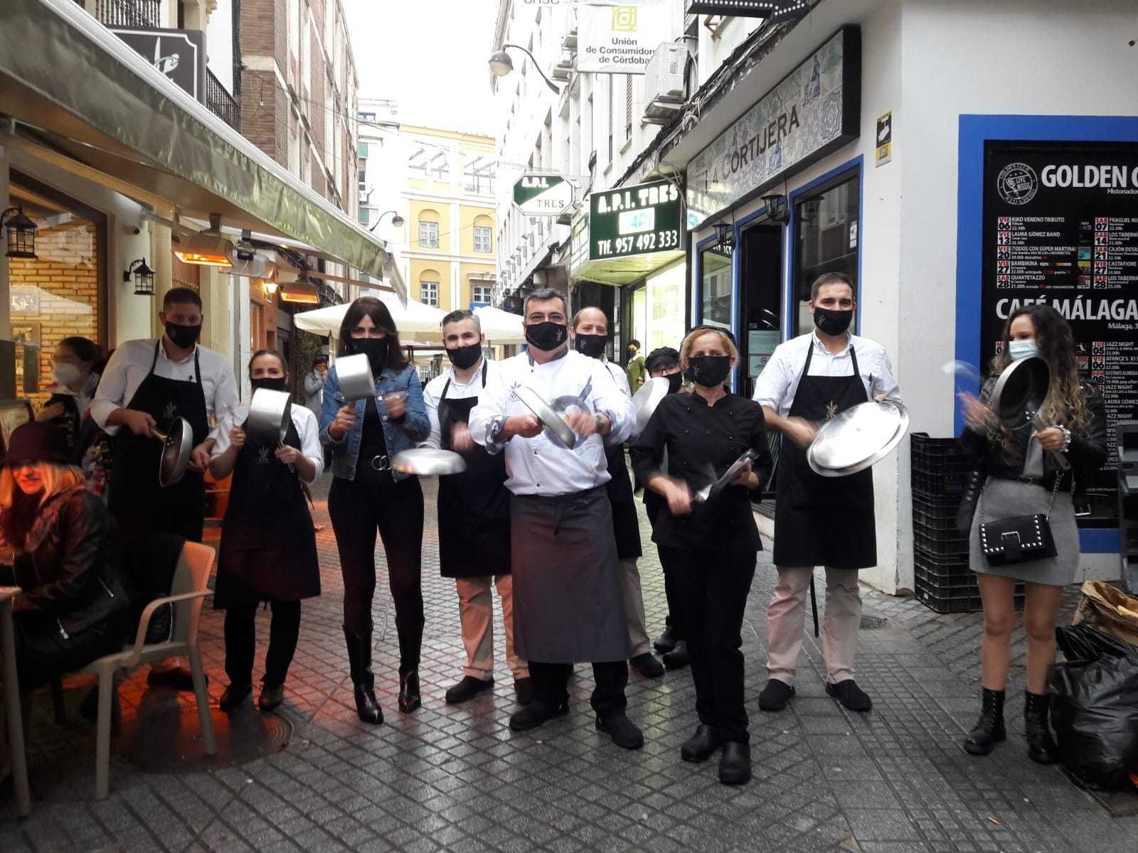 Protesta a las puertas de la taberna Chico Medina.