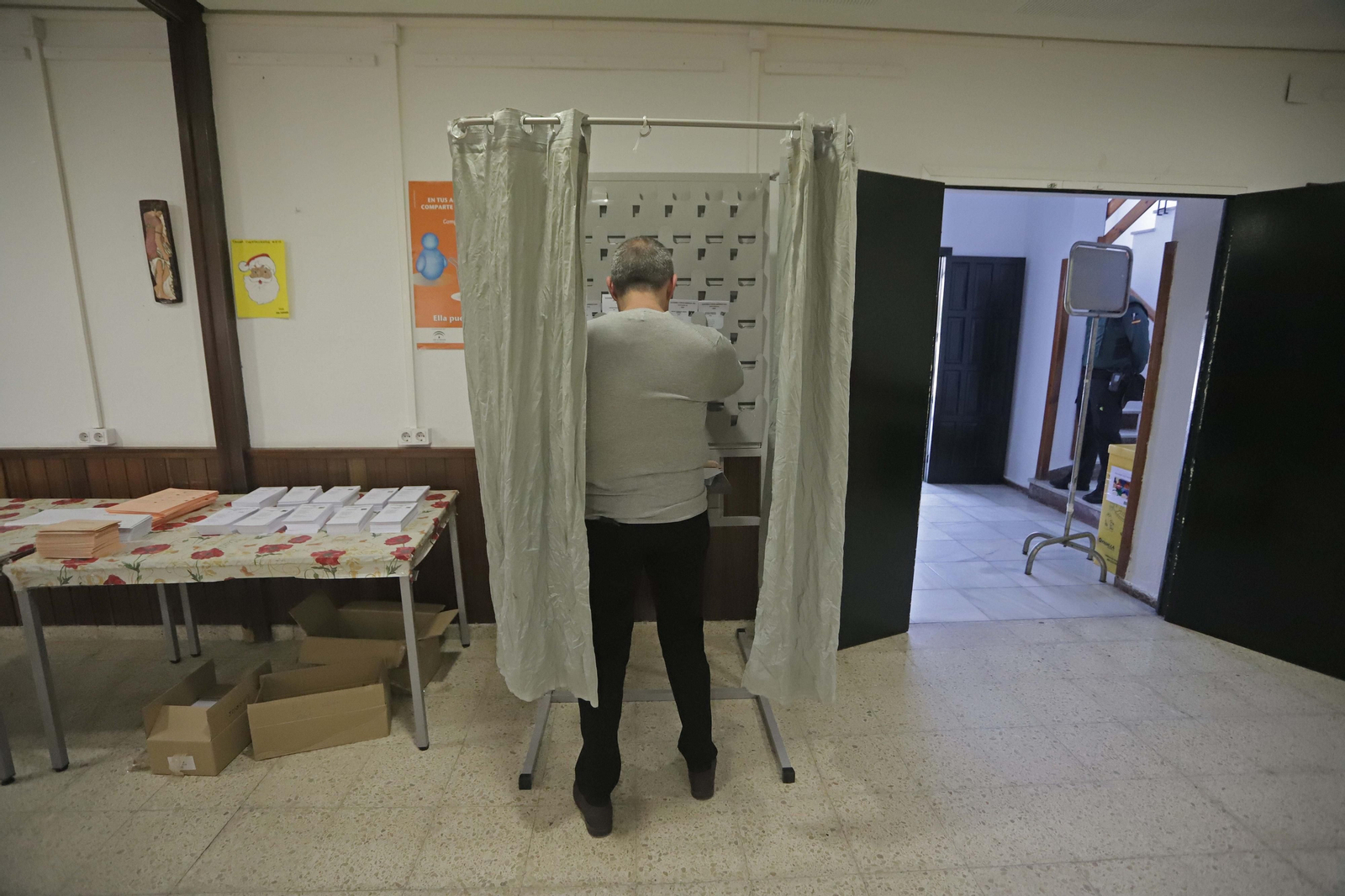 Un ciudadano votando en un colegio electoral de Algeciras en 2019.