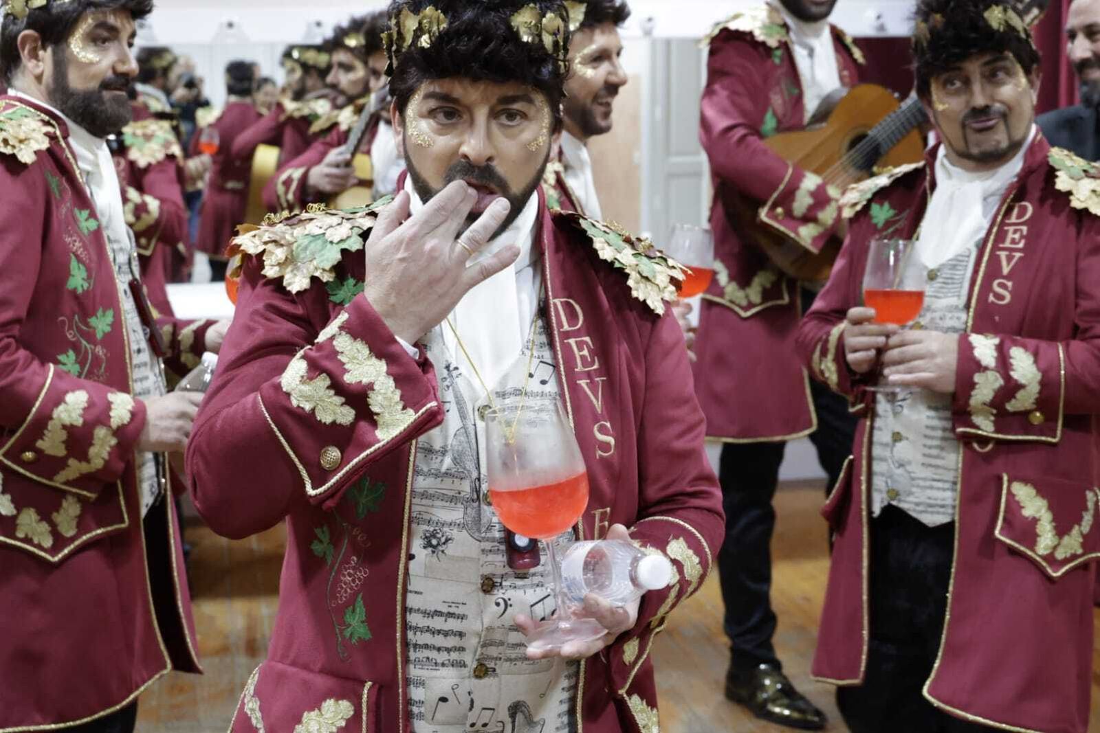 Comparsa Los borracheras en camerinos