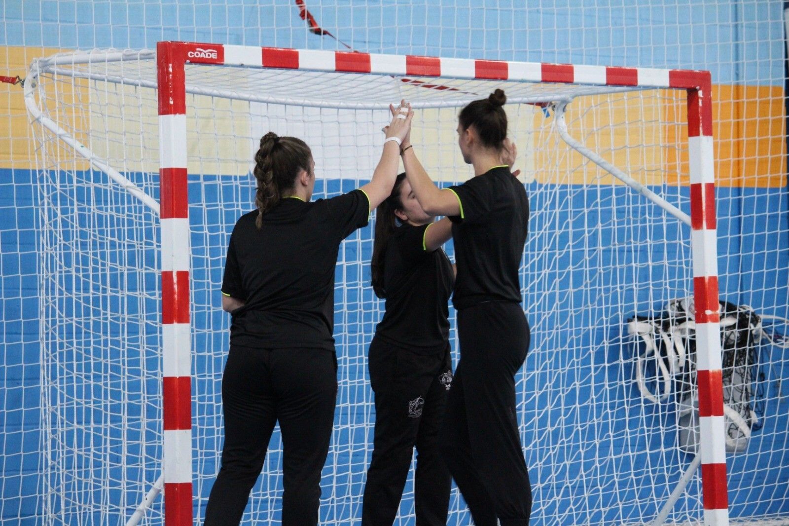 Las porteras del Balonmano Montequinto, durante el calentamiento.