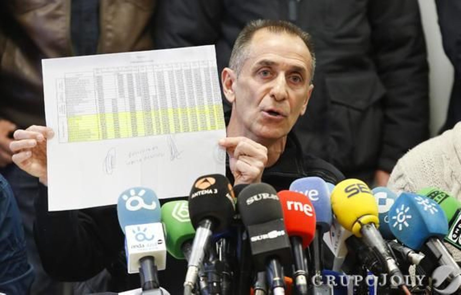 Belmonte sostiene un documento durante la rueda de prensa del comité.

Foto: Javier Albiñana