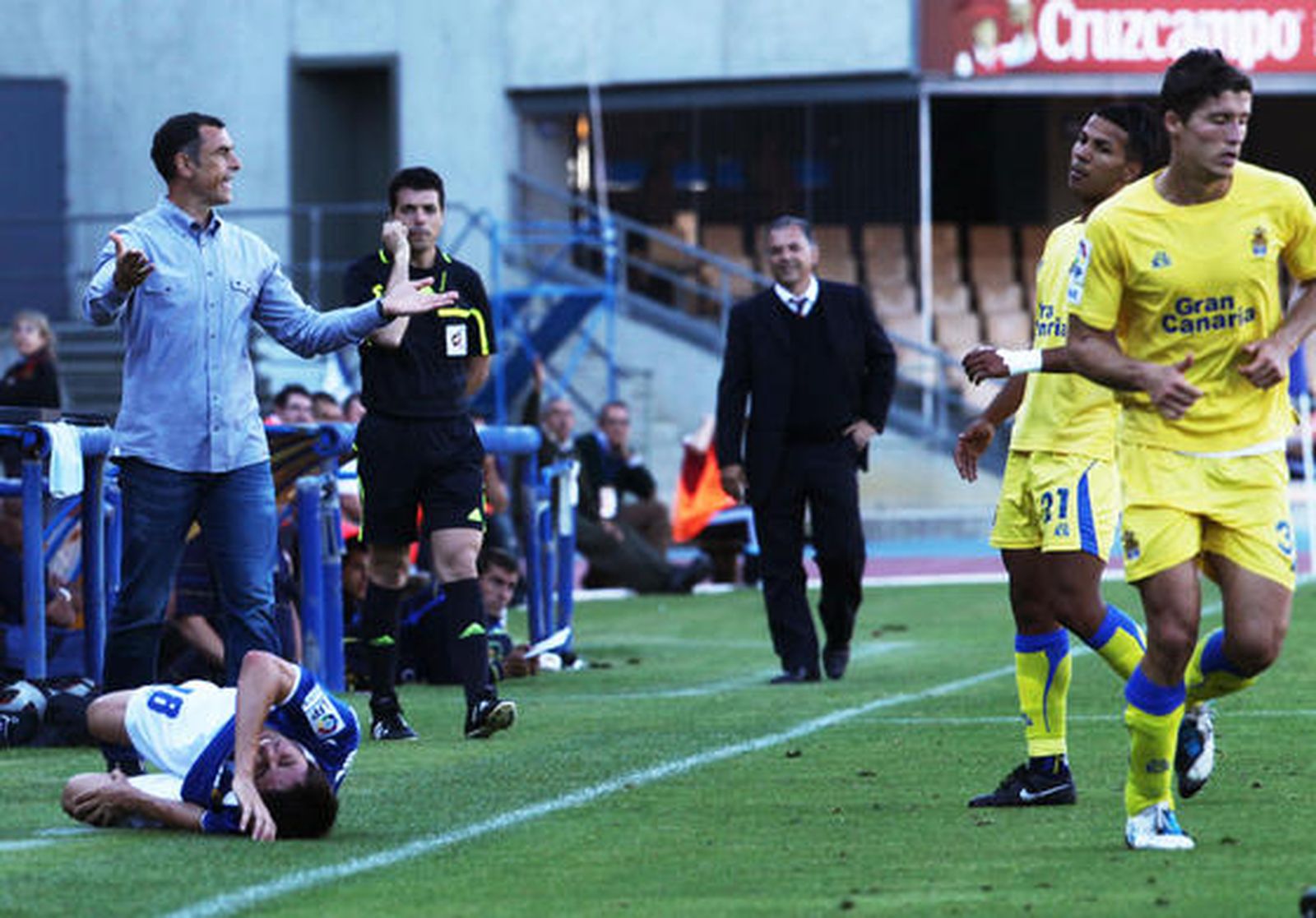 El técnico se queja tras una falta. 

Foto: Vanesa Lobo