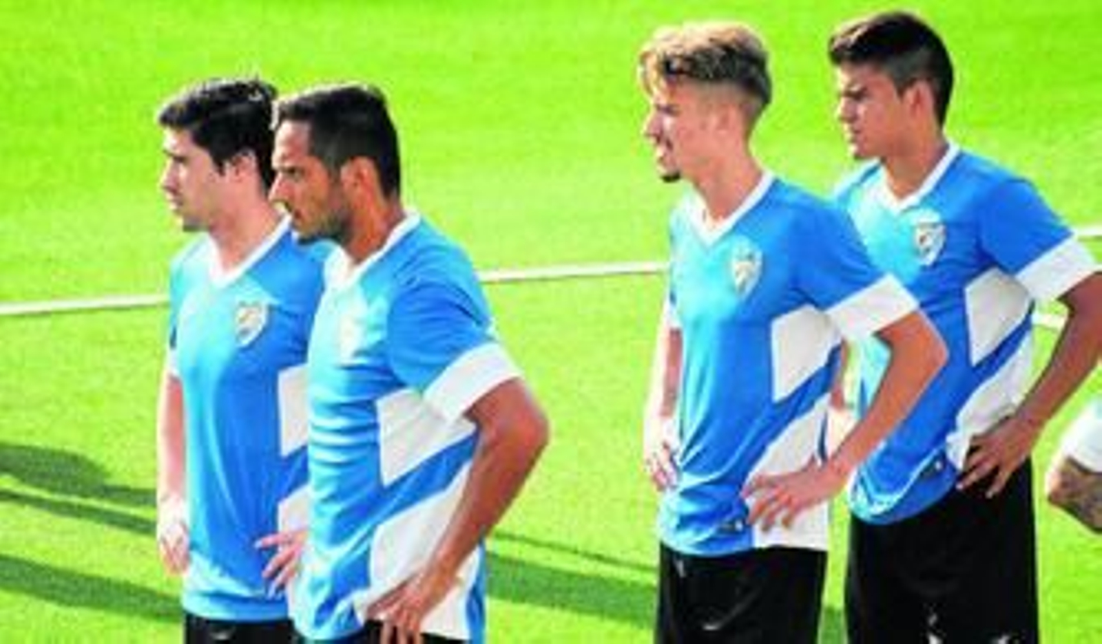 Samu Castillejo, así como otros jugadores, atiende las explicaciones de un entrenamiento.