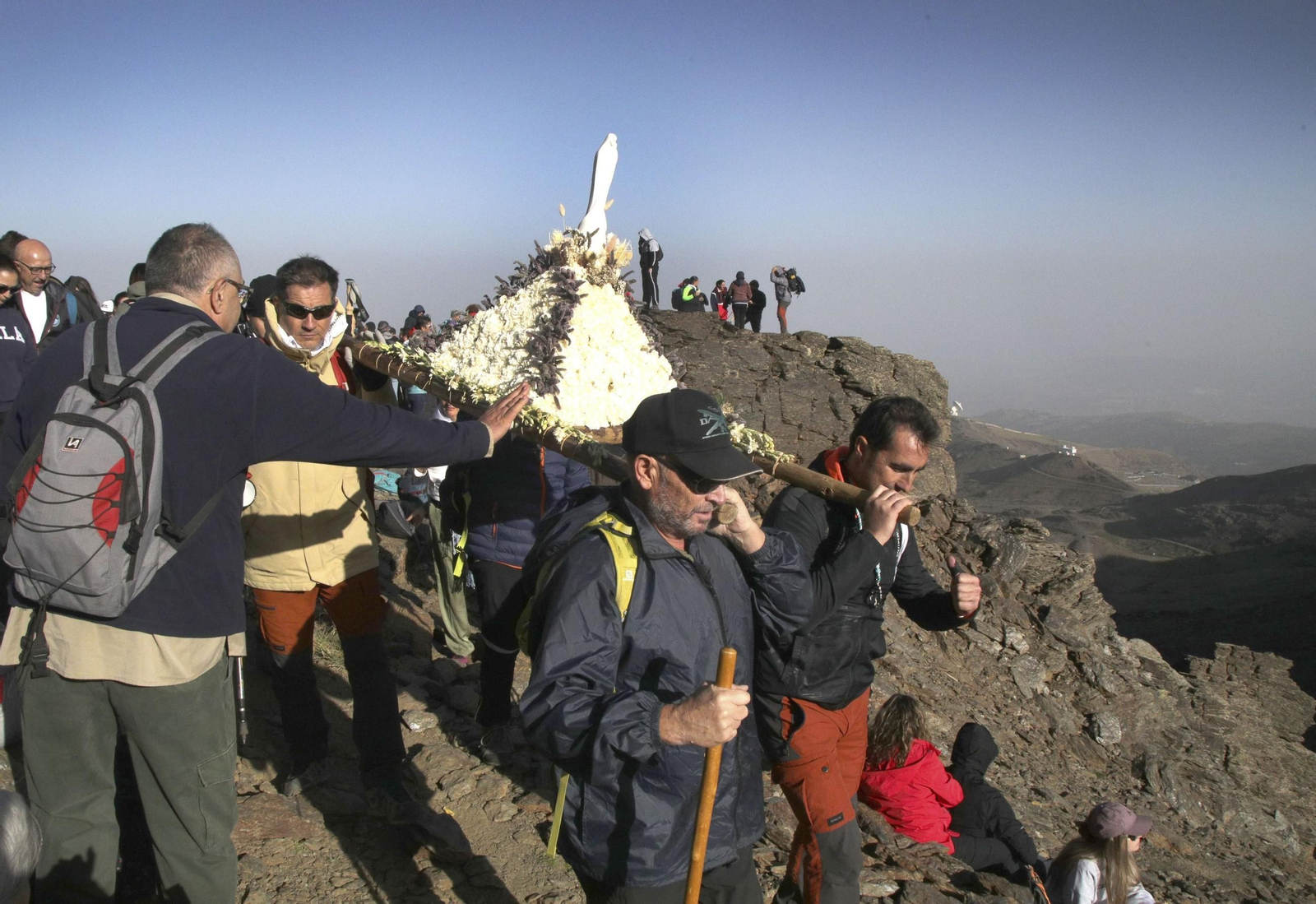 Los romeros portan la imagen de la Virgen de las Nieves en Sierra Nevada