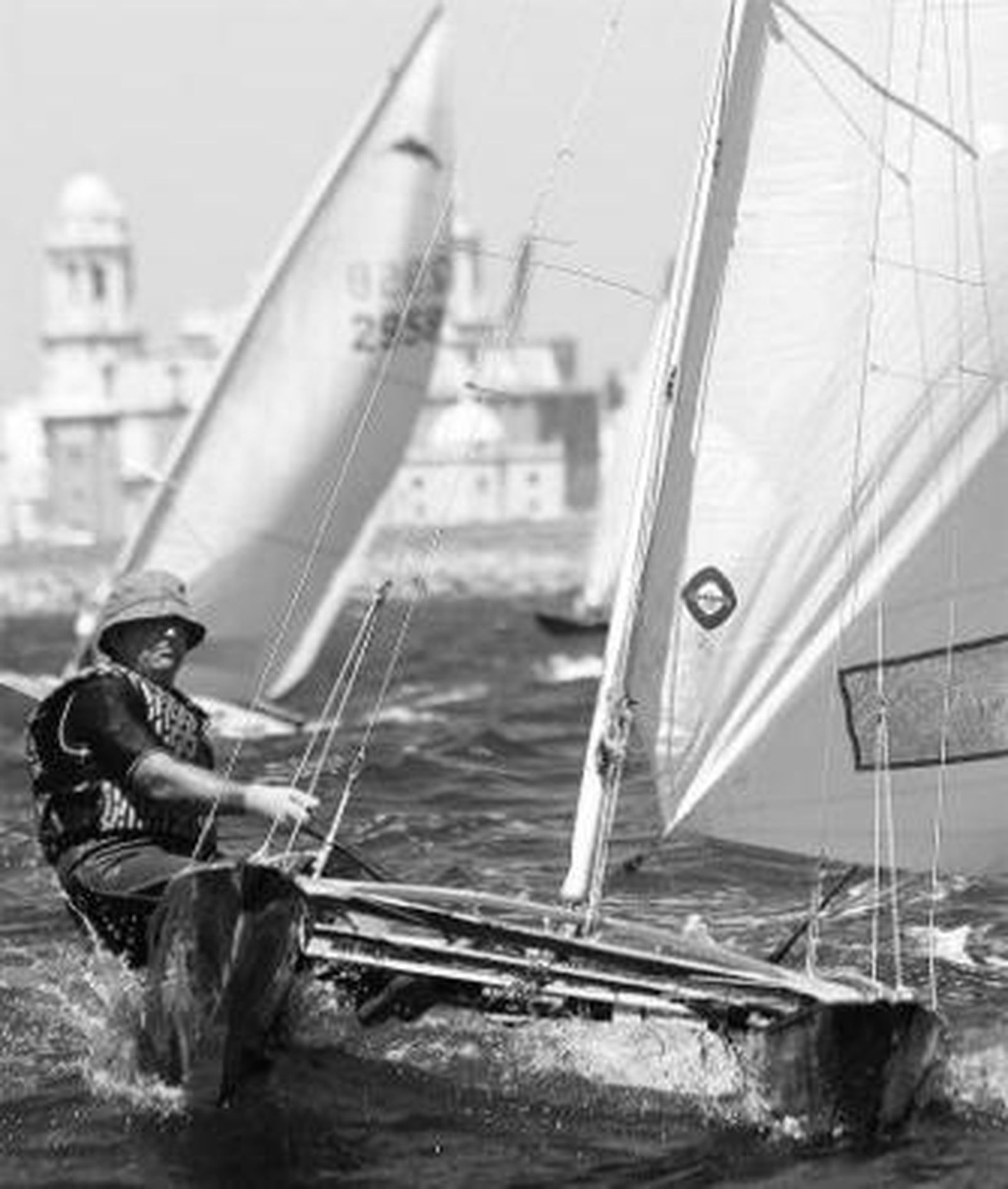 Estampa de un regatista con la Catedral de Cádiz al fondo.