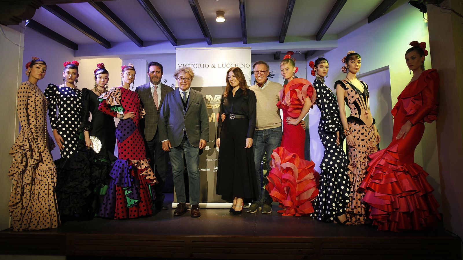 Raquel Revuelta y los diseñadores Victorio & Lucchino en el desfile con los ocho diseños presentados.