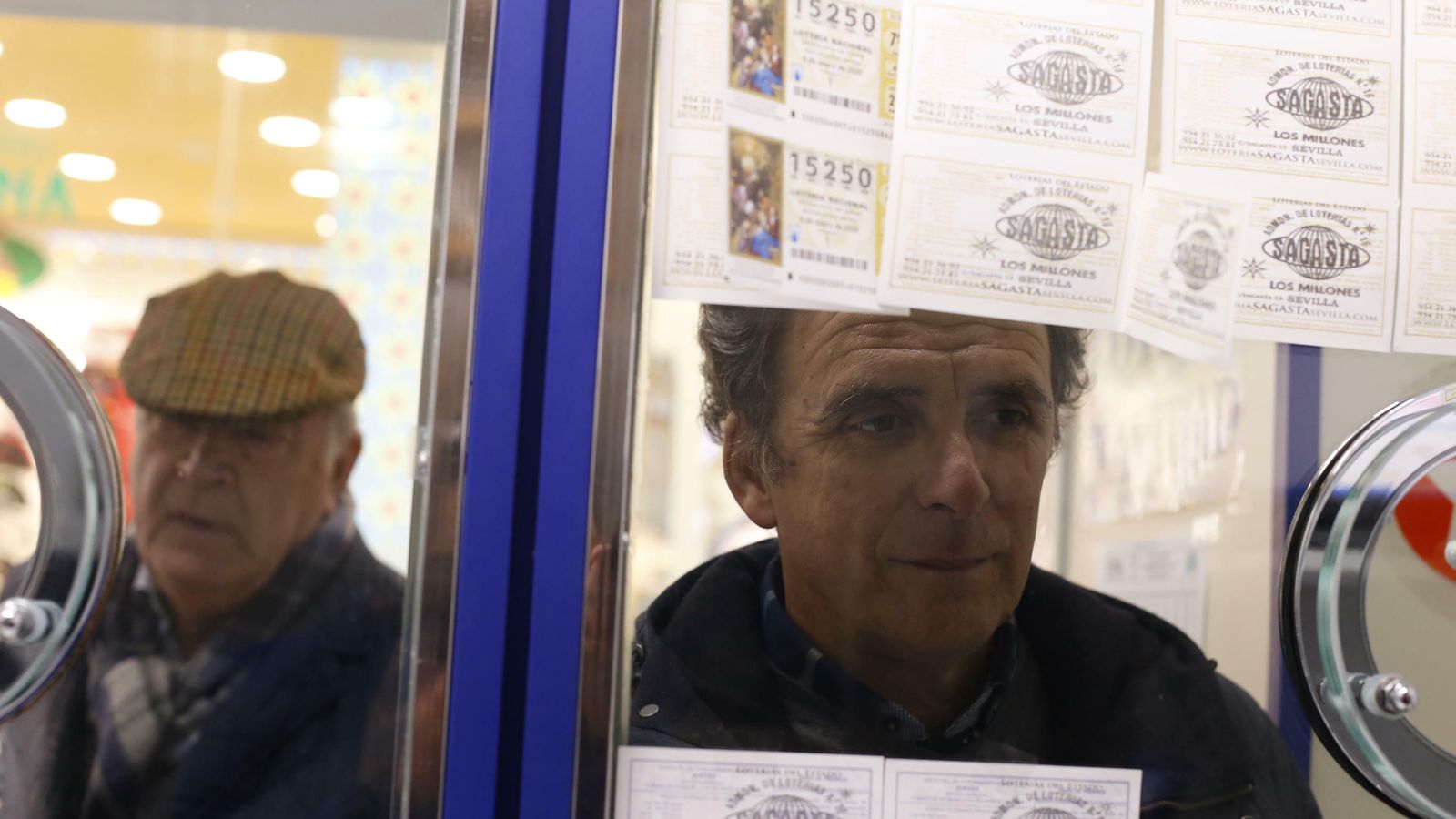 Clientes comprando en 'Los Millones' estos días.