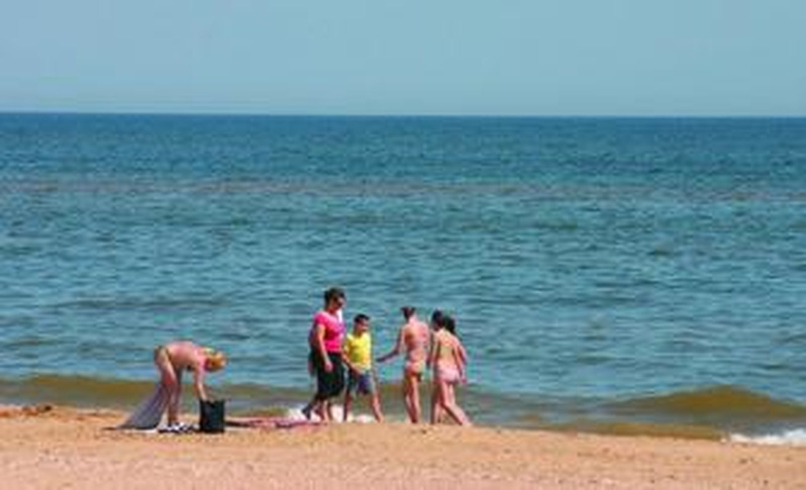 Vista de la mancha roja (al fondo) que alertó ayer a los bañistas de La Antilla.