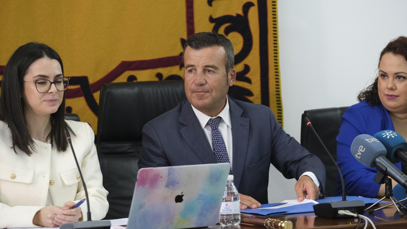 Las imágenes de la moción de censura en el Ayuntamiento de Carboneras