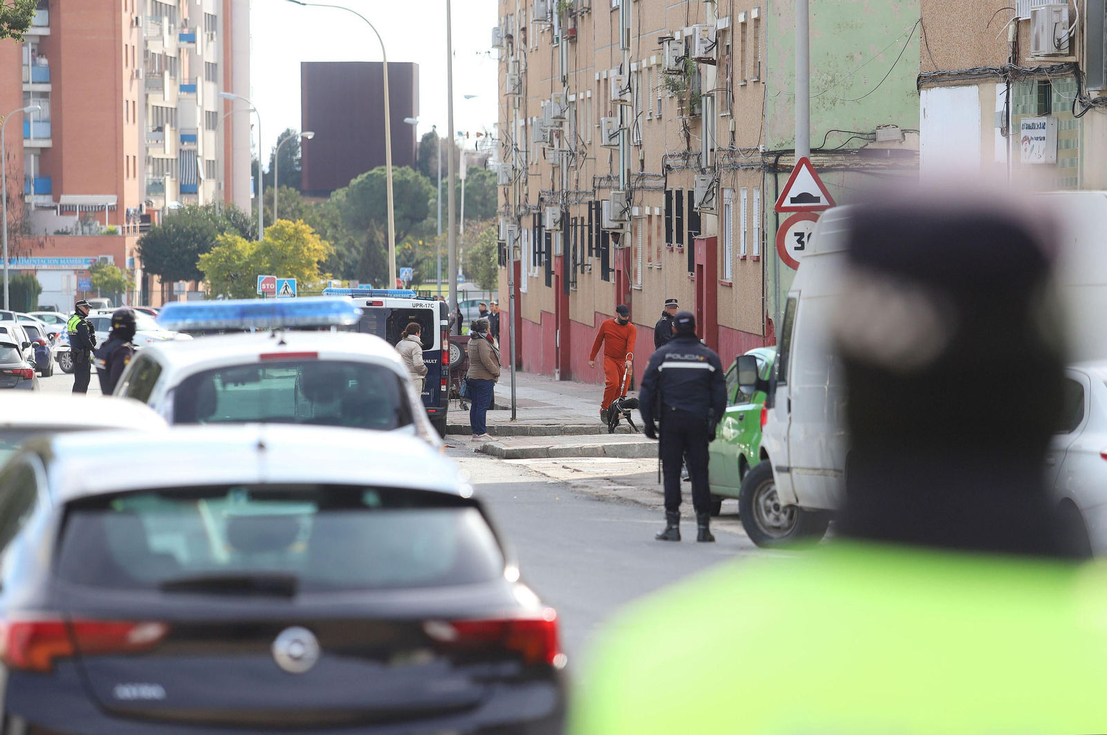 Imágenes del atrincherado que amenazaba con hacer estallar una bombona en el Torrejón, Huelva