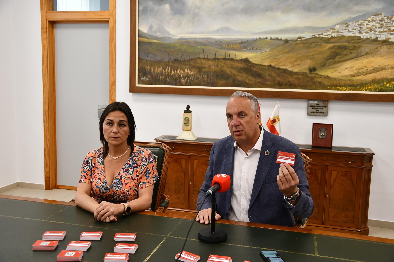 Mercedes Serrano y Juan Carlos Ruiz Boix, durante la presentación del servicio Mercedes Serrano y Juan Carlos Ruiz Boix, durante la presentación del servicio