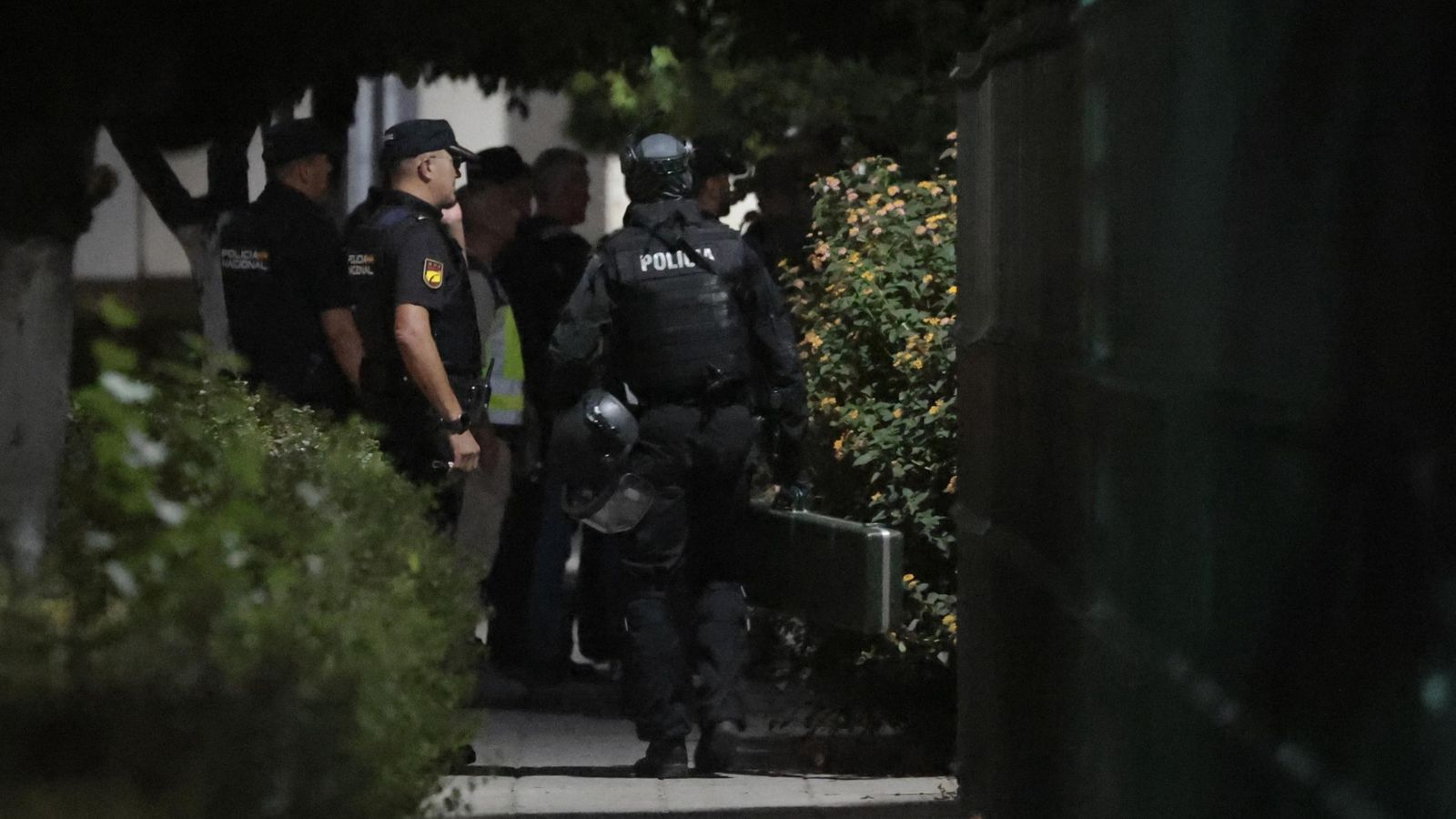 Policías esperando la resolución del caso del atrincherado en Brenes.