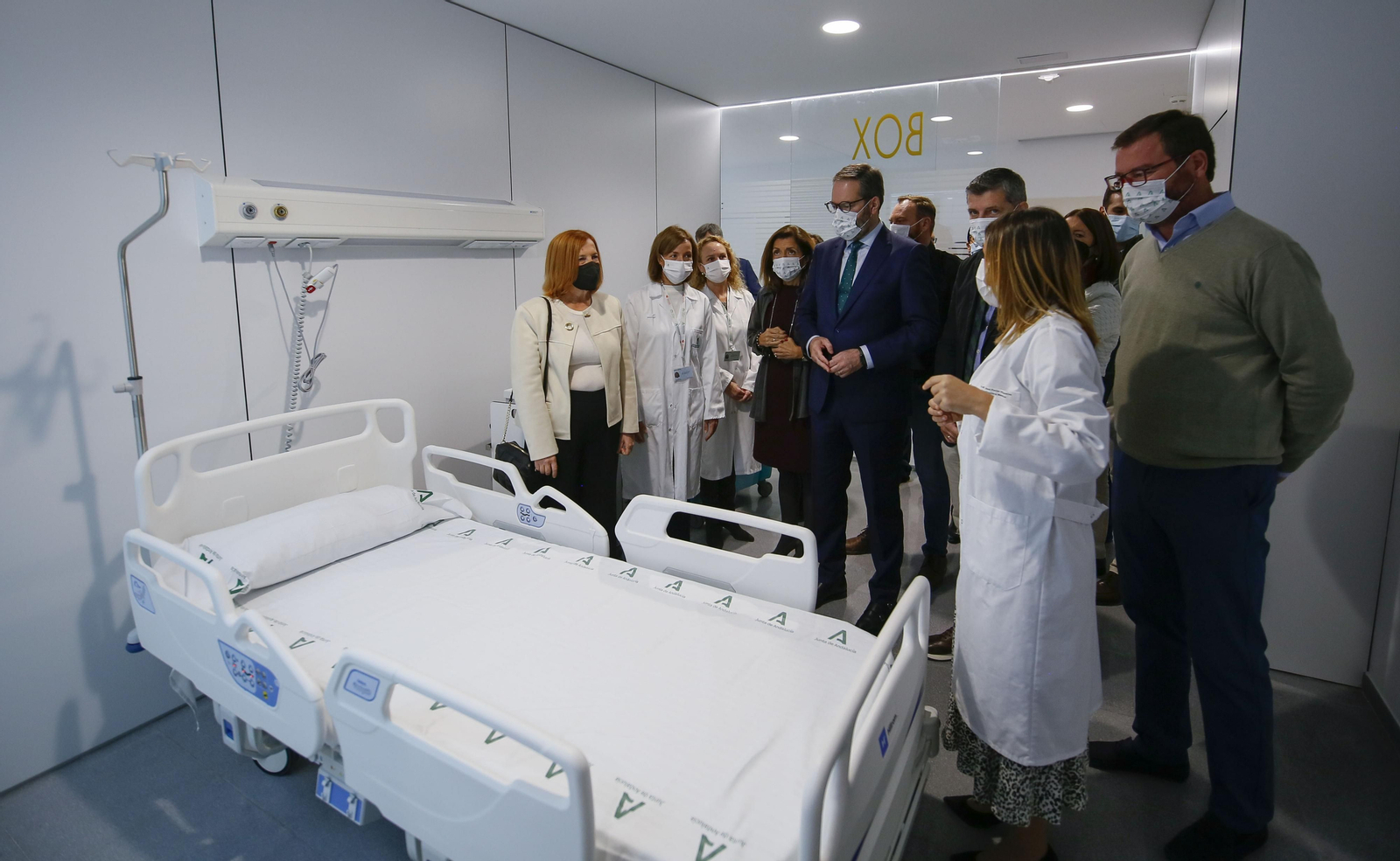 Las autoridades, durante la visita inaugural del Hospital de Palma del Río. Las autoridades, durante la visita inaugural del Hospital de Palma del Río.