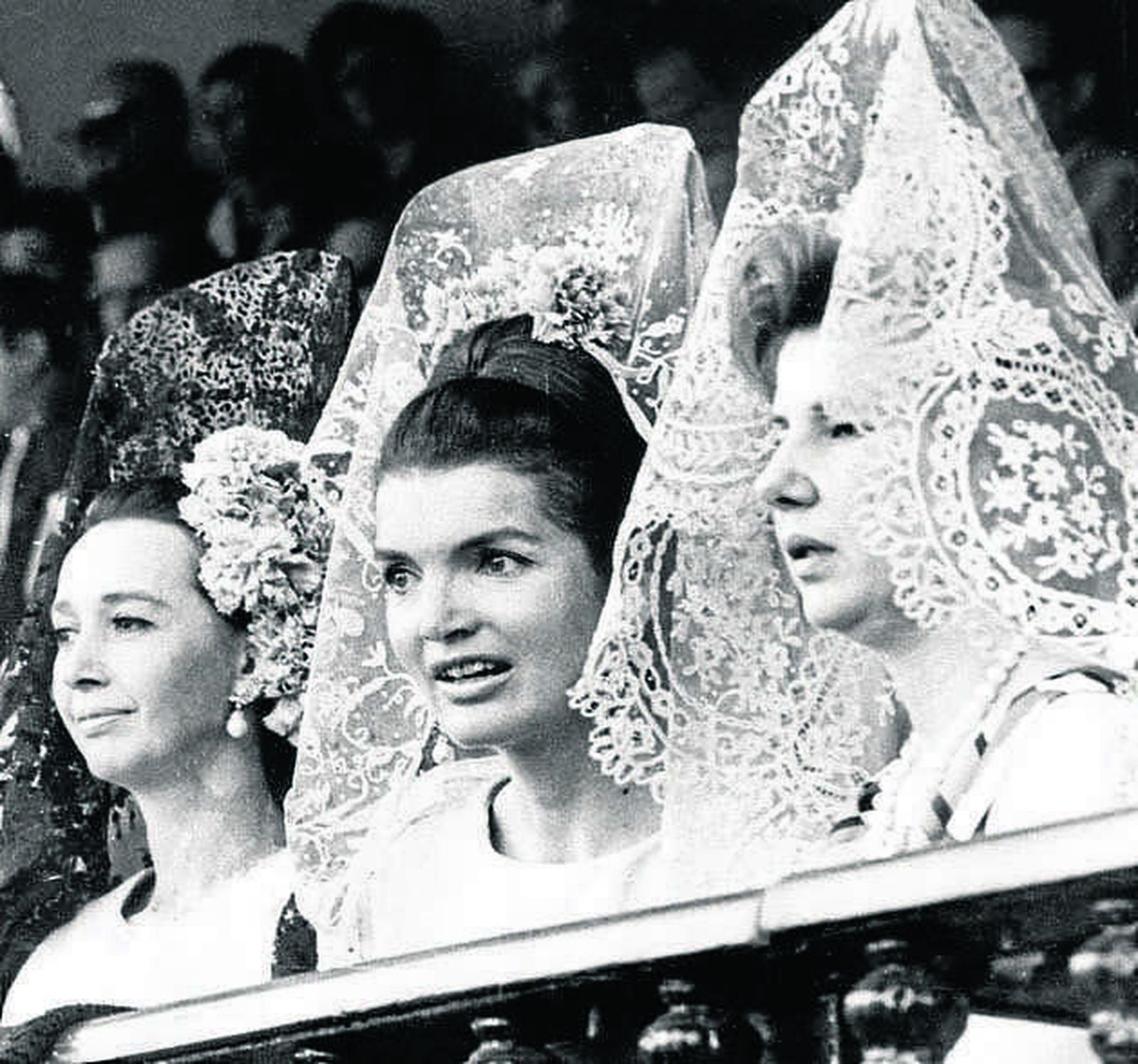 Jacqueline Kennedy, con mantilla, ese año con la duquesa de Alba.