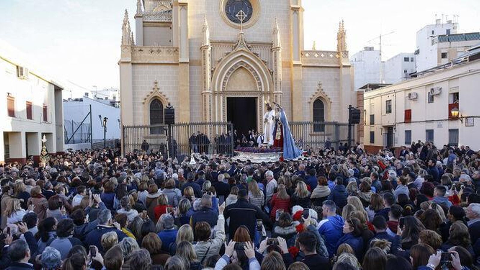 Jesús Cautivo y la Virgen de la Trinidad en la plaza de San Pablo.