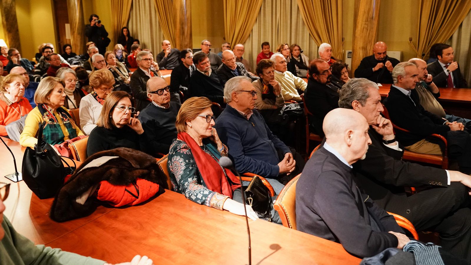 Algunos de los asistentes al debate, en el edificio Pedro López de Alba