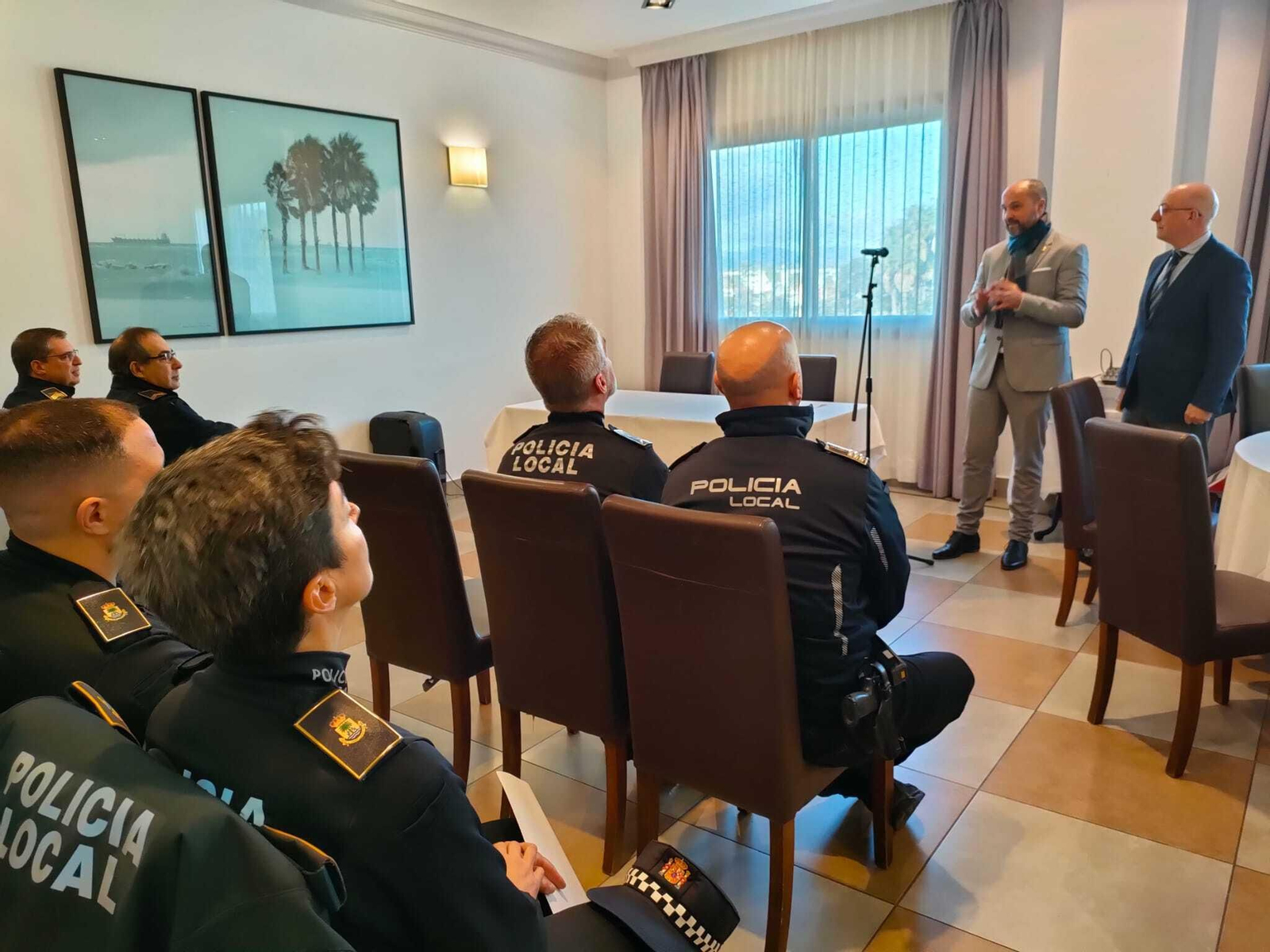 Alconchel da la bienvenida a los agentes.