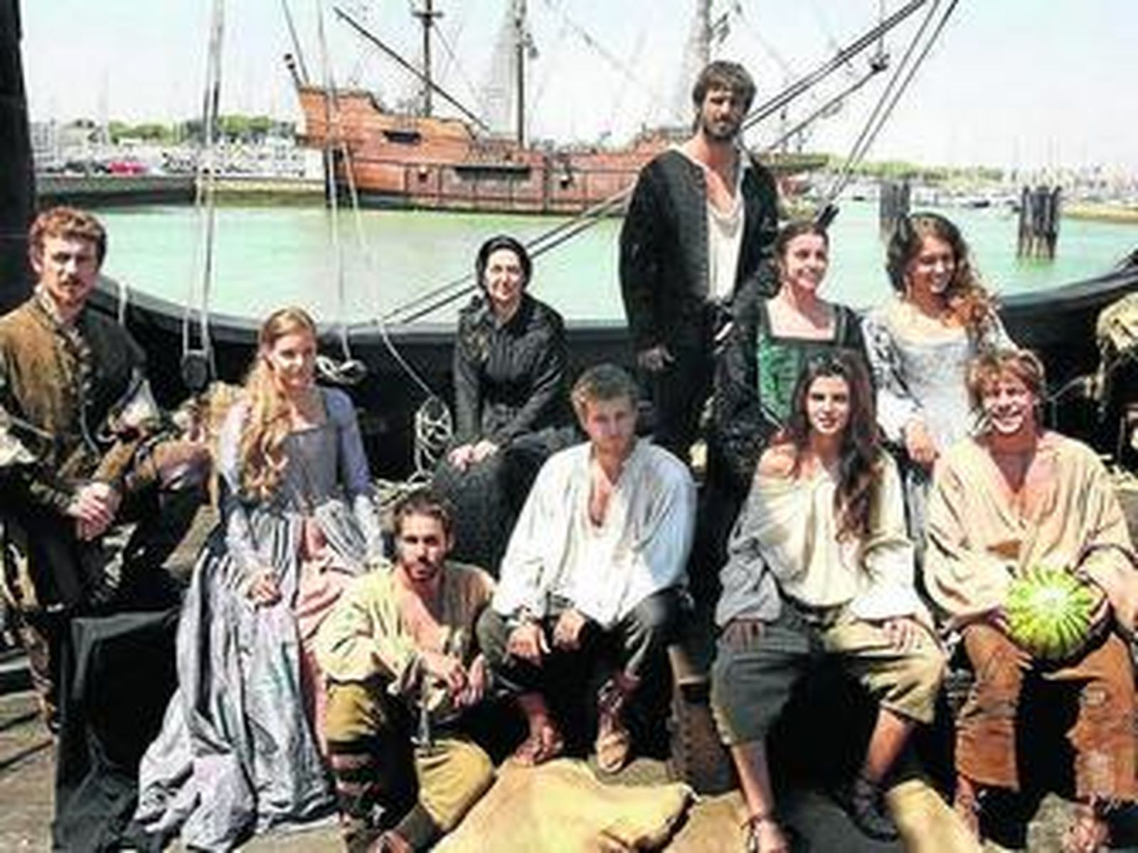 Ingrid Rubio, ataviada como Mencía, baja del galeón donde se graban varias escenas de 'El corazón del Océano'.