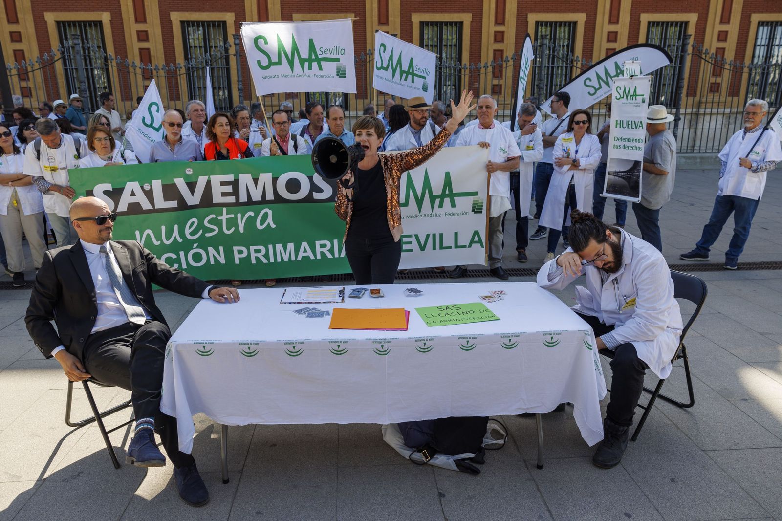 Médicos del SMA, concentrados esta mañana ante el Palacio de San Telmo, en Sevilla.