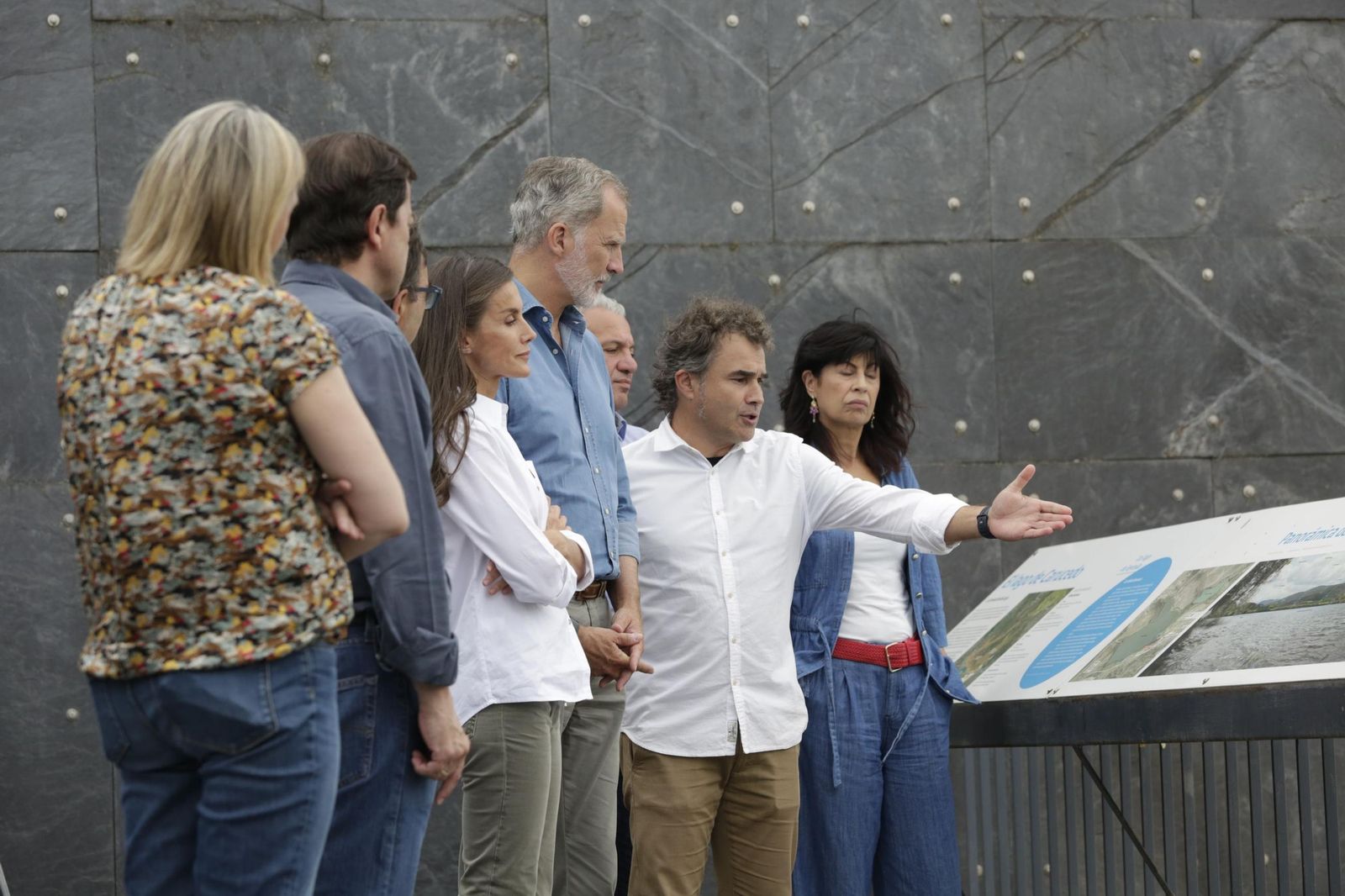 Las fotos de la visita de los Reyes a las zonas afectadas por los incendios en Sanabria y Las Médulas