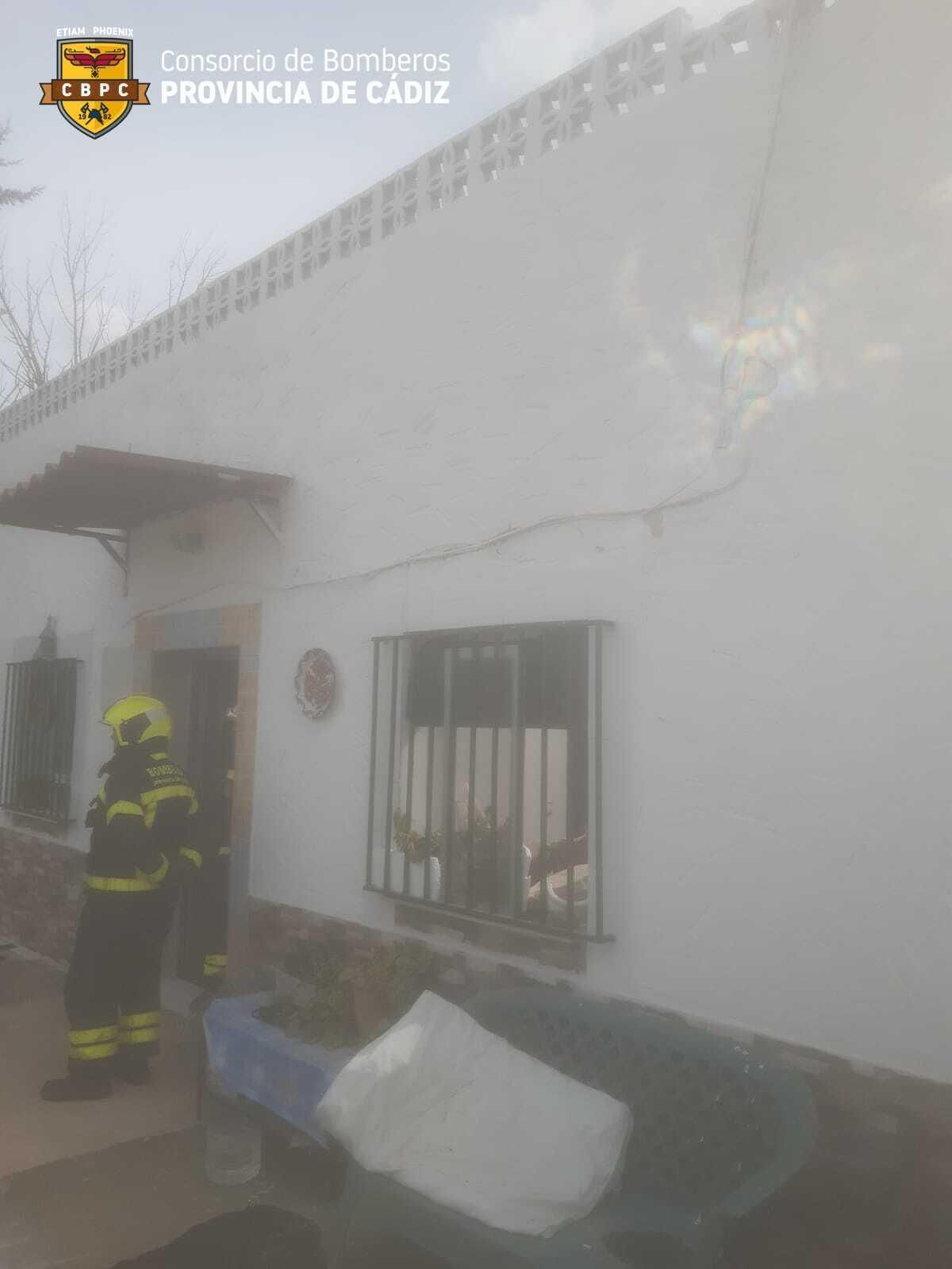 Un bombero en la vivienda afectada. Un bombero en la vivienda afectada.