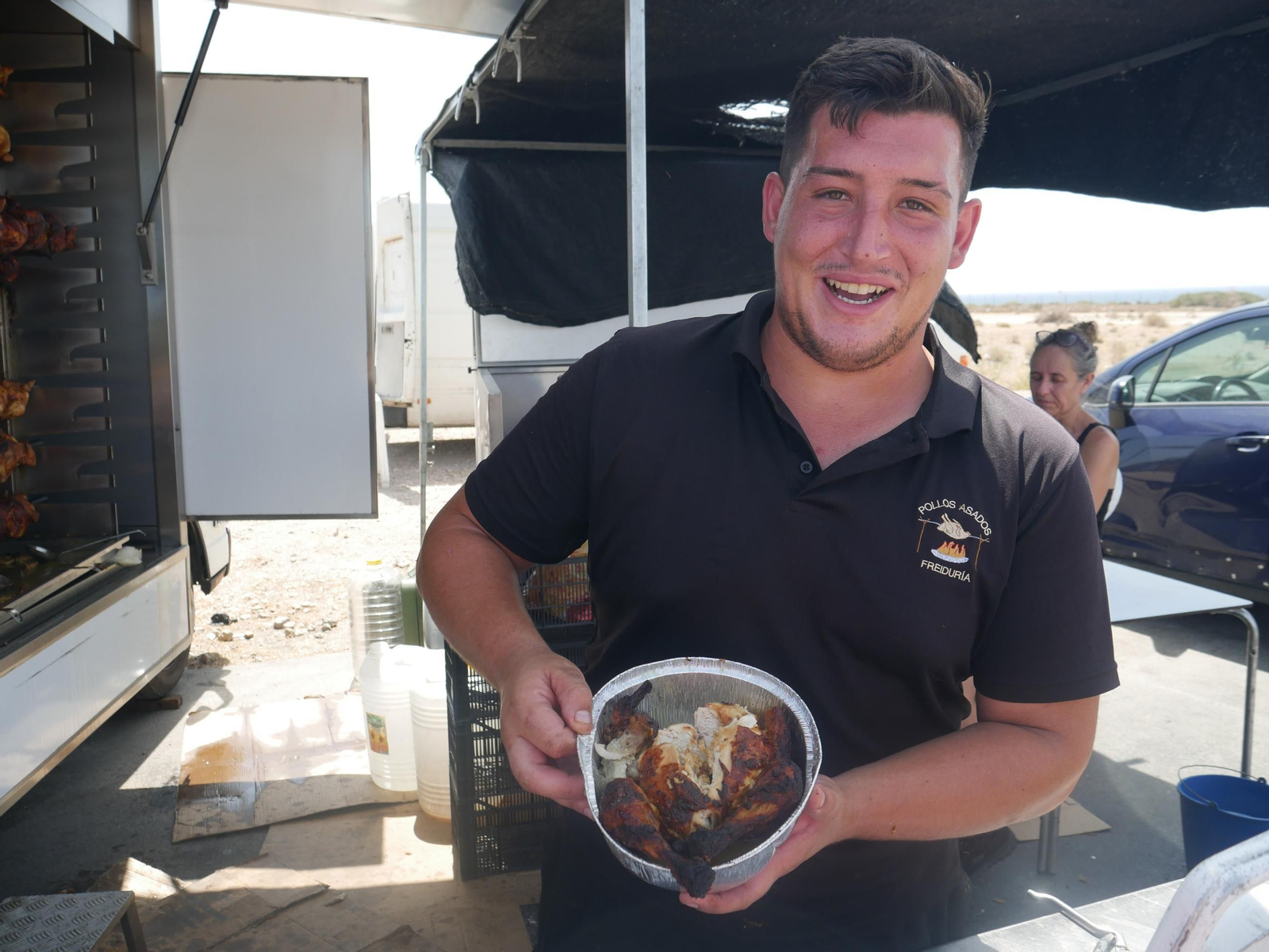 Así es la venta de pollos asados en los negocios ambulantes de Almería