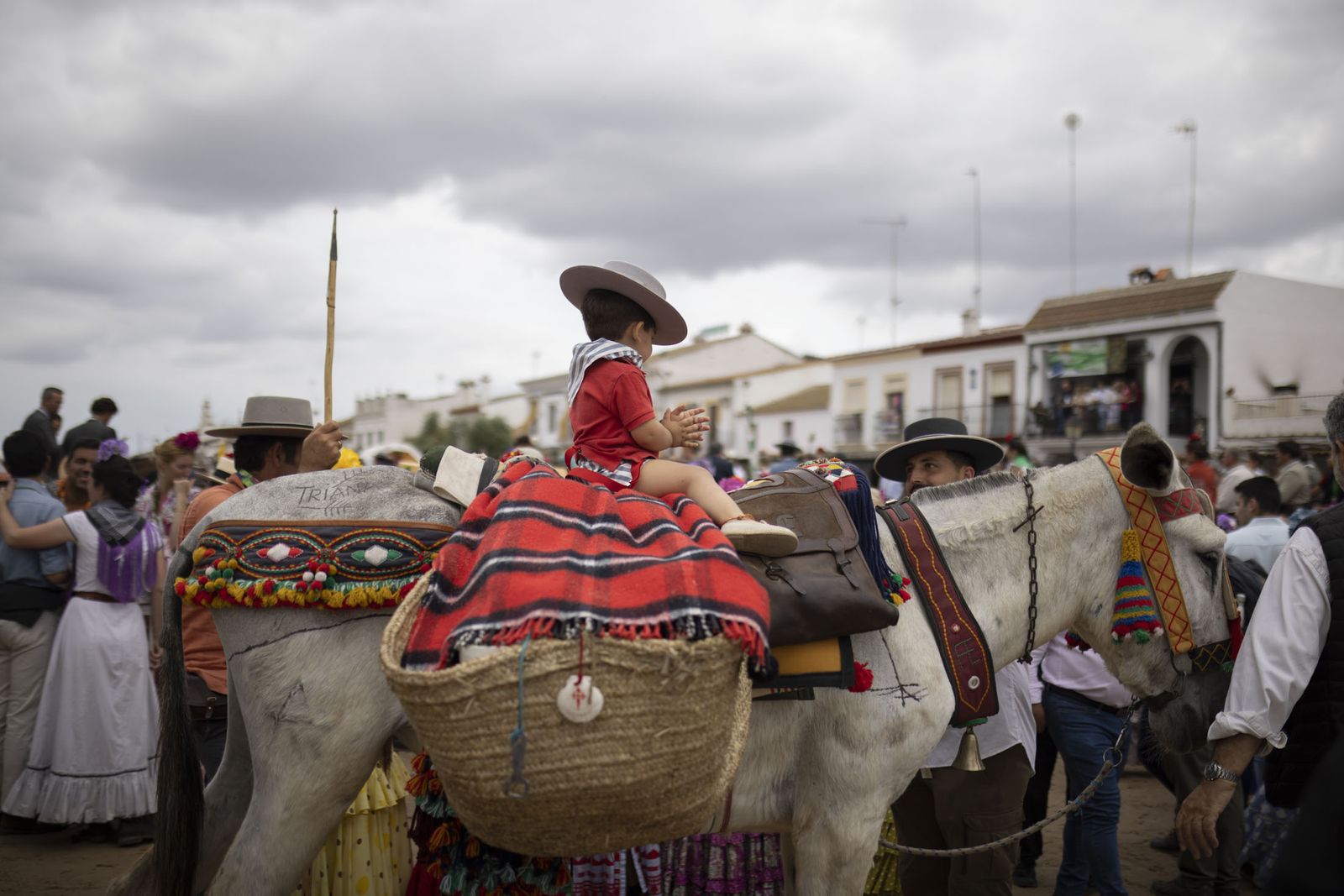 El Rocío 2023: Imágenes de ambiente en la aldea durante la presentación de las Hermandades