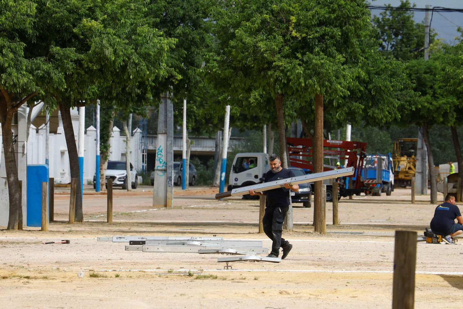 El inicio del montaje de la Feria de Córdoba en El Arenal, en imágenes