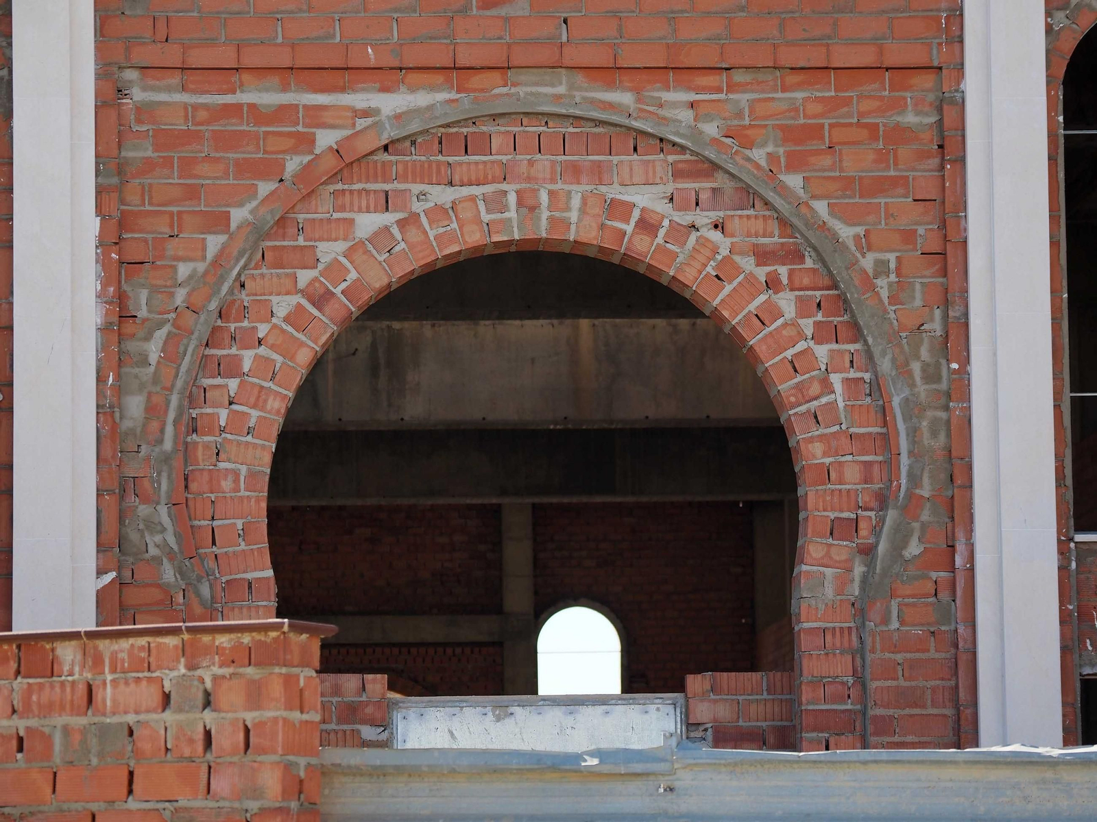 El arco de herradura que caracteriza la arquitectura musulmana preside las entradas del edificio