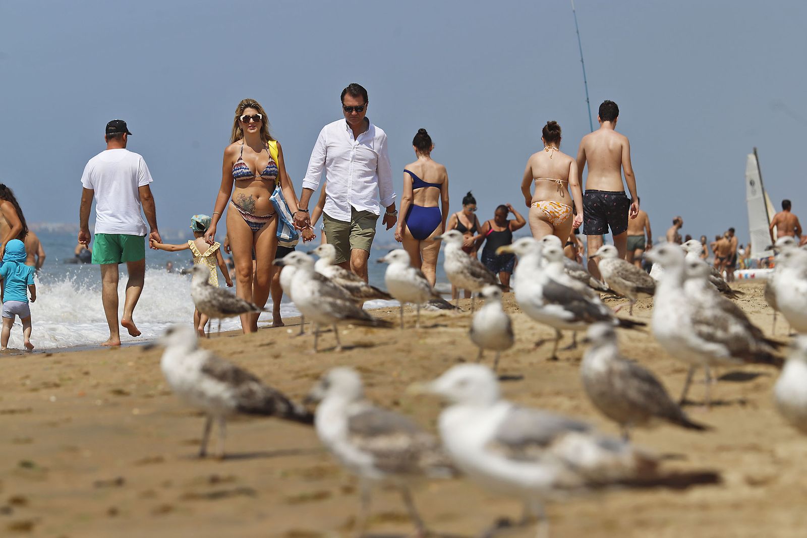 Imágenes del ambiente en las playas de Huelva en el 1 de julio