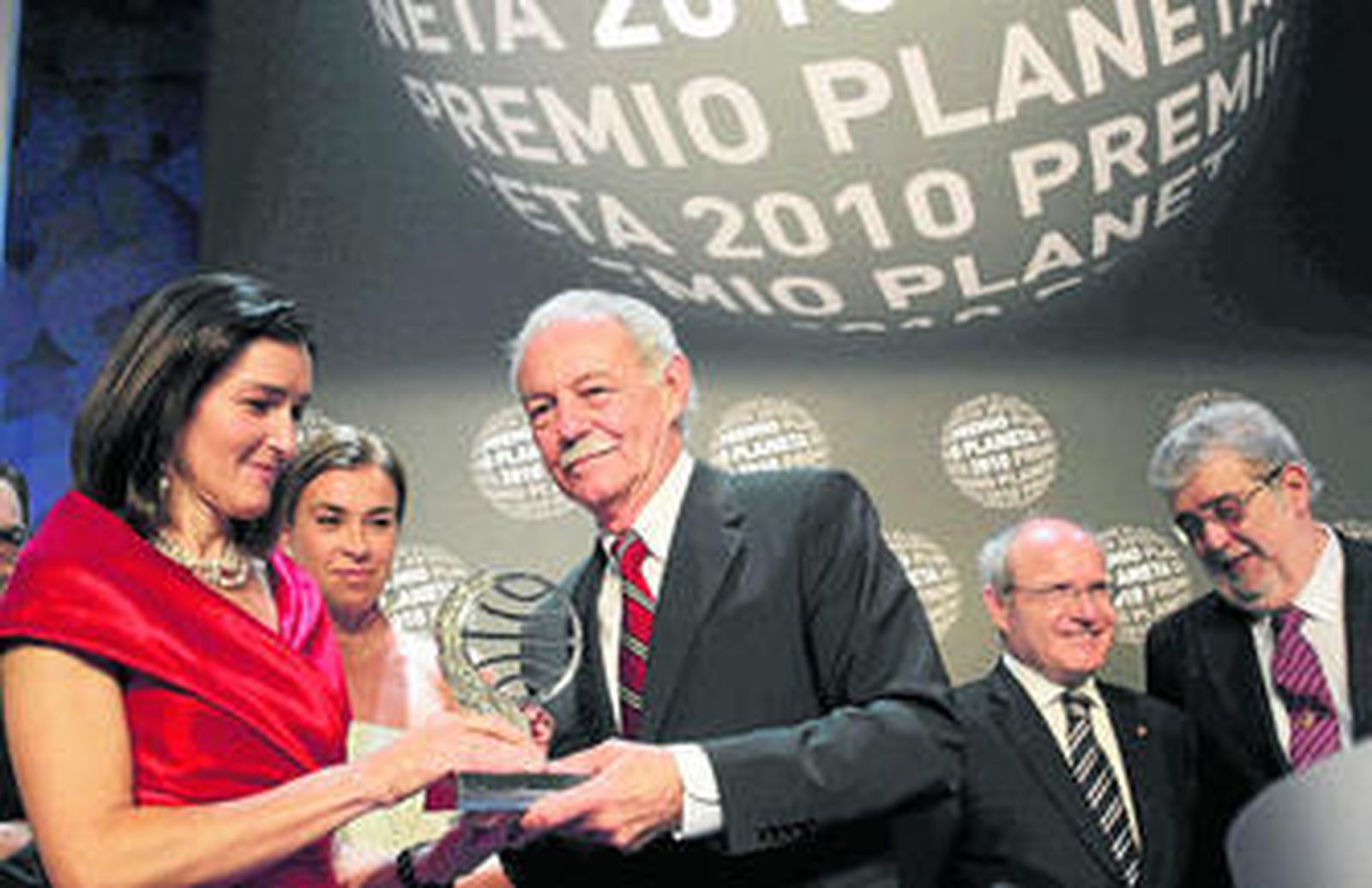 Eduardo Mendoza recibe el Premio Planeta de este año de manos de la ministra de Cultura, Ángeles González-Sinde.