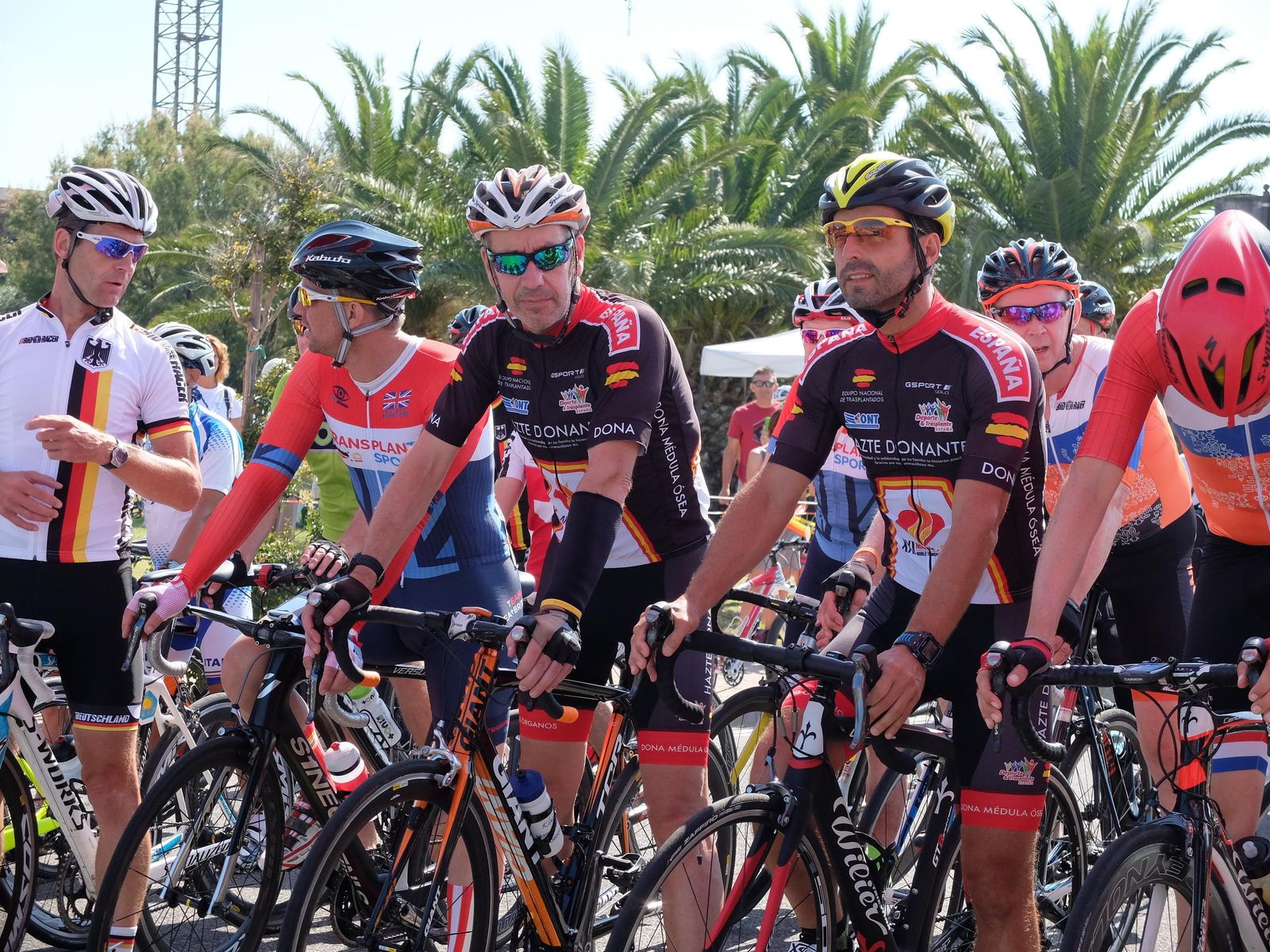 Alberto Carmona (d), en la prueba de ciclismo del triatlón en Cagliari (Cerdeña).