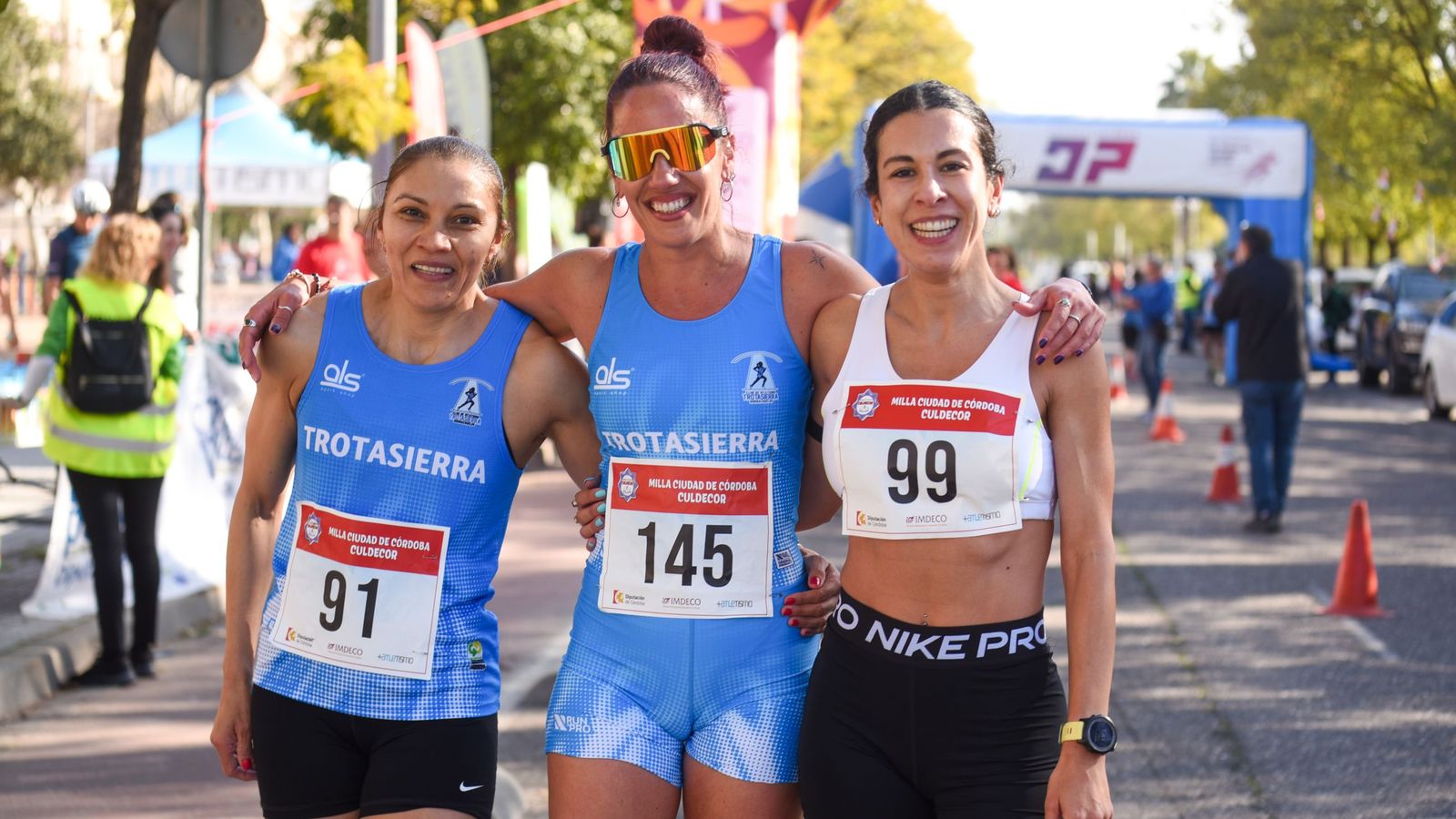 Virginia Moya posa junto a Marta Rueda y Lisa Esquivel.