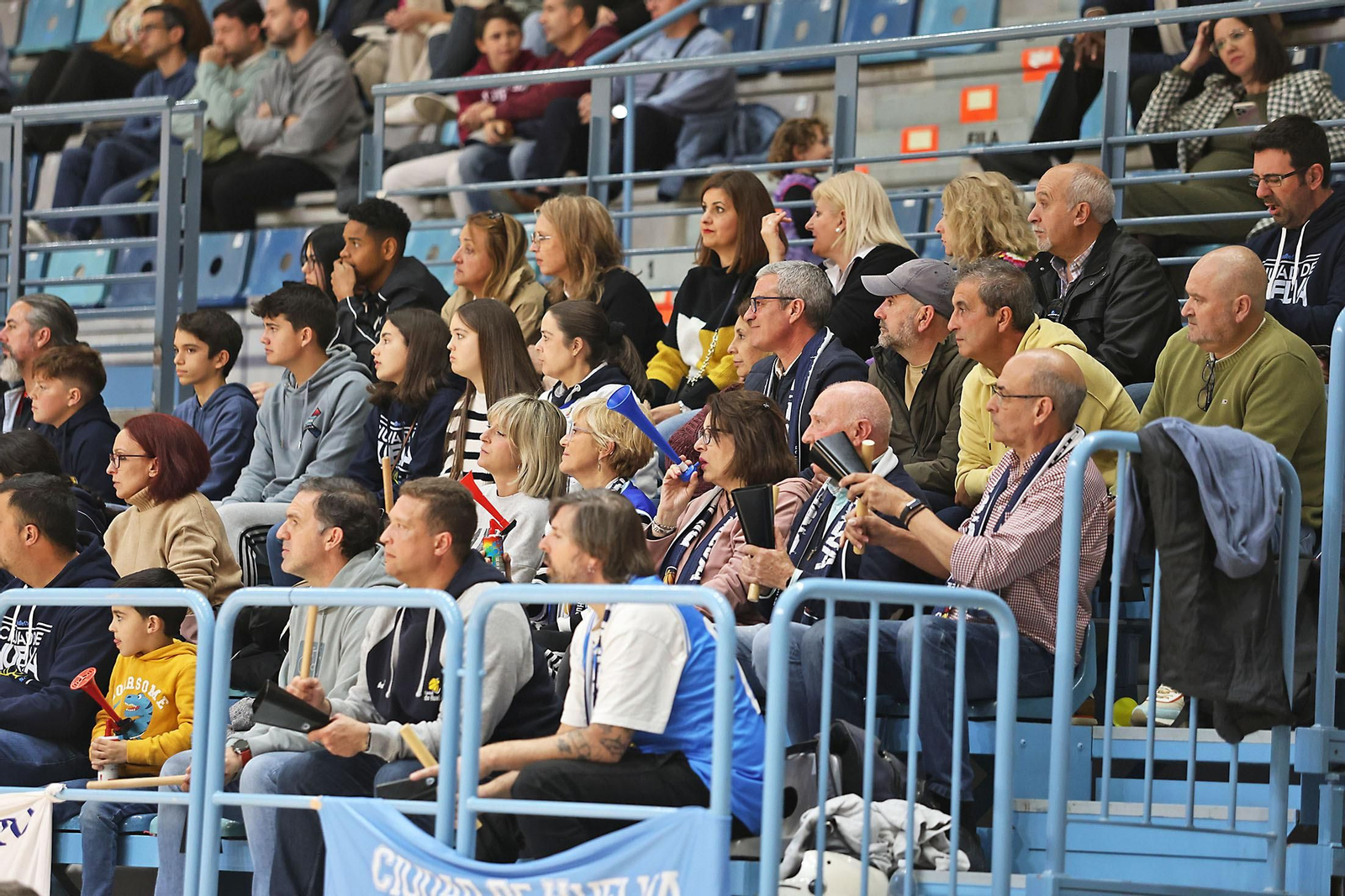 Imágenes del encuentro de baloncesto entre el Ciudad de Huelva y el Damex UDEA Algeciras