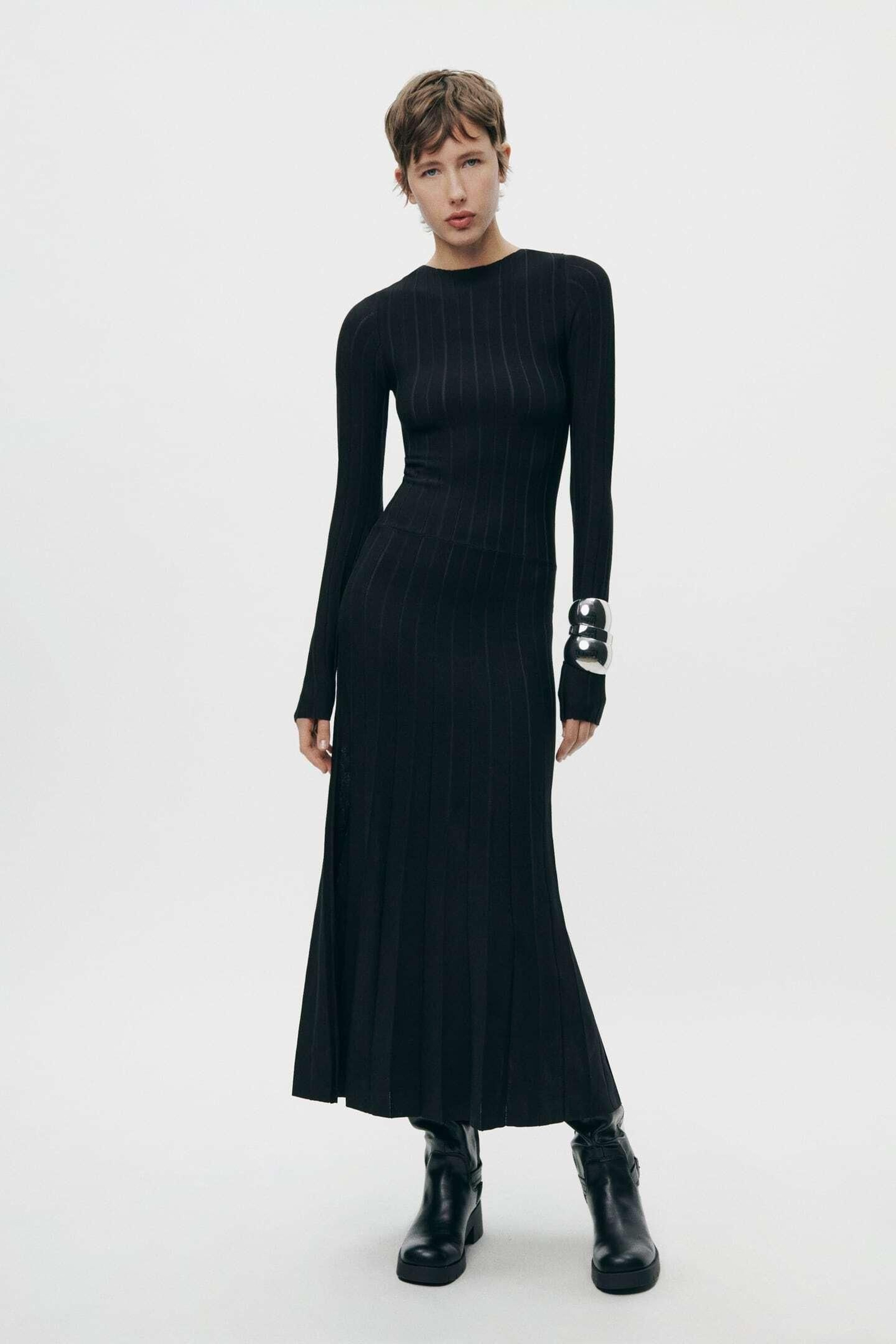 Vestido negro de Zara.