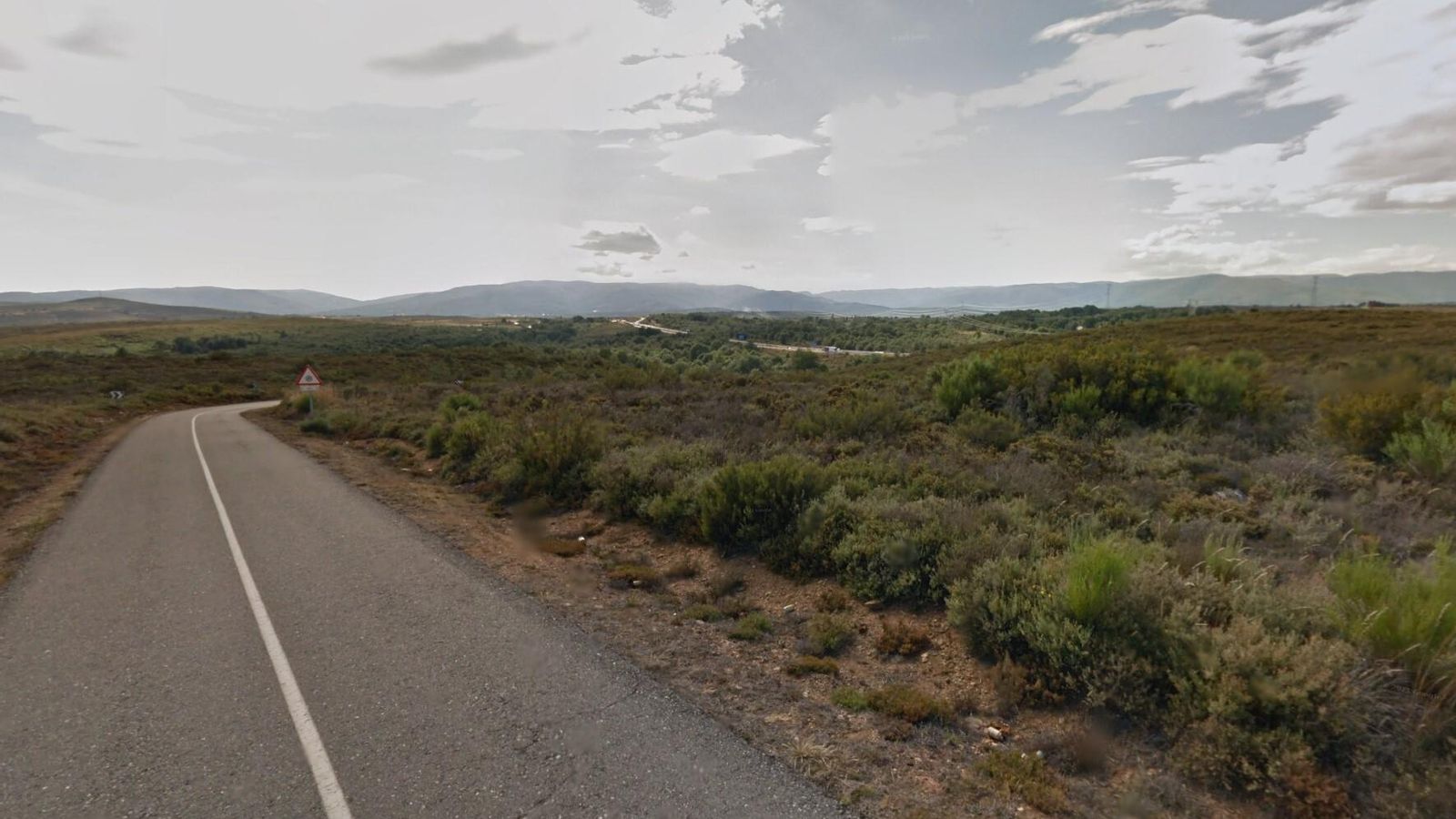El paisaje cambia mucho al salir de Otero de Sanabria. Los bosques dan paso a los matorrales.