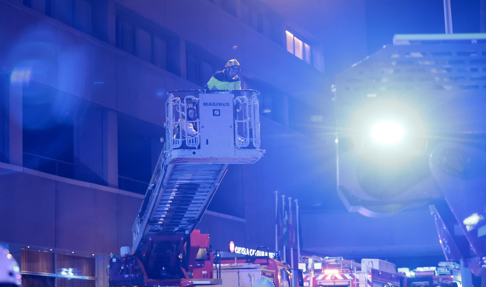 Las imágenes del incendio en el Hotel Isla de la Cartuja